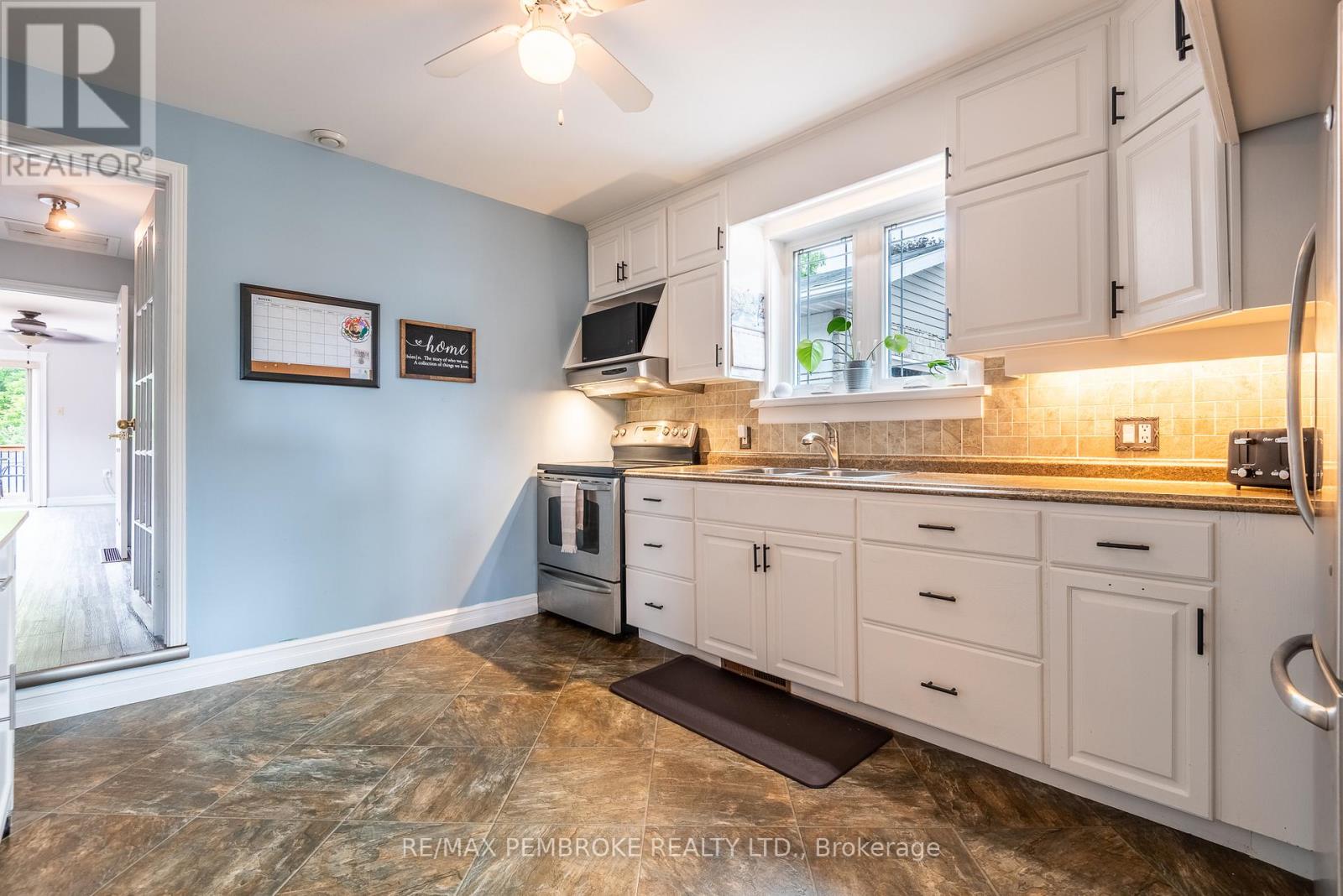 560 Boundary Road E, Laurentian Valley, Ontario  K8A 6M3 - Photo 7 - X12438752