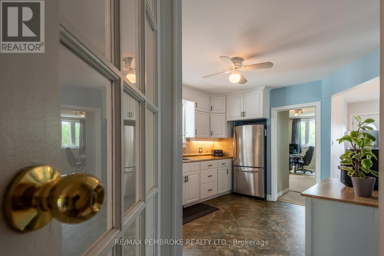 560 Boundary Road E, Laurentian Valley, Ontario  K8A 6M3 - Photo 8 - X12438752