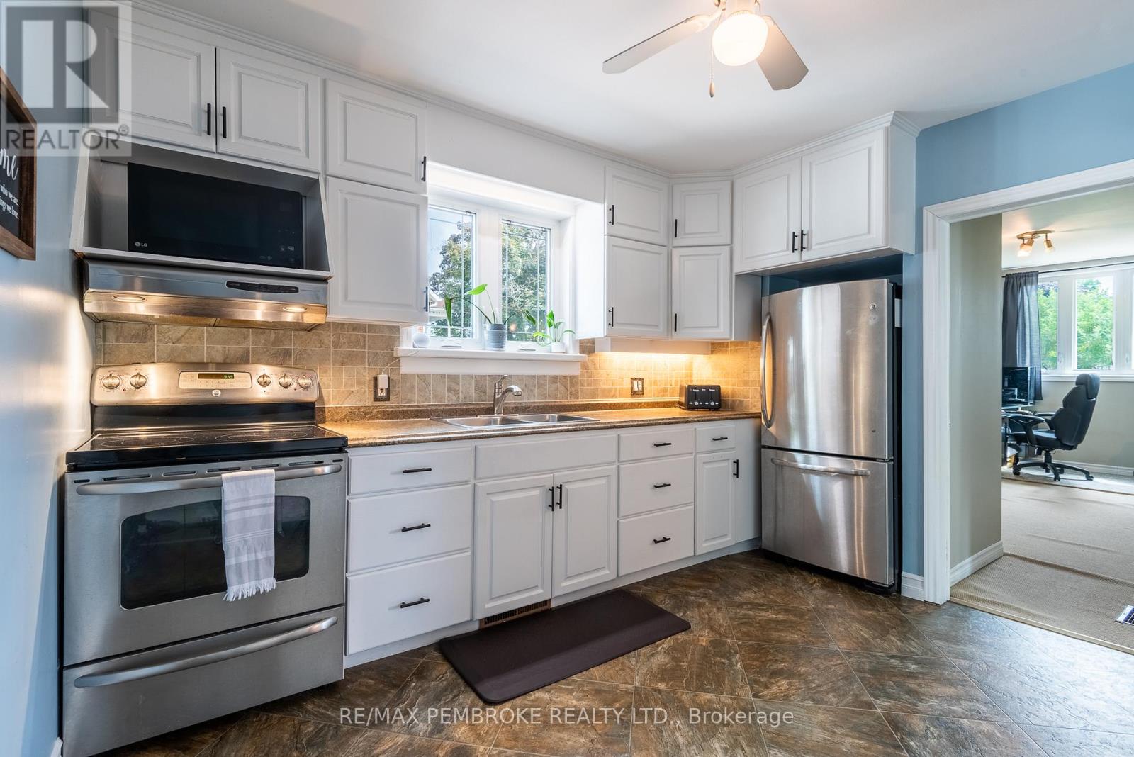 560 Boundary Road E, Laurentian Valley, Ontario  K8A 6M3 - Photo 9 - X12438752