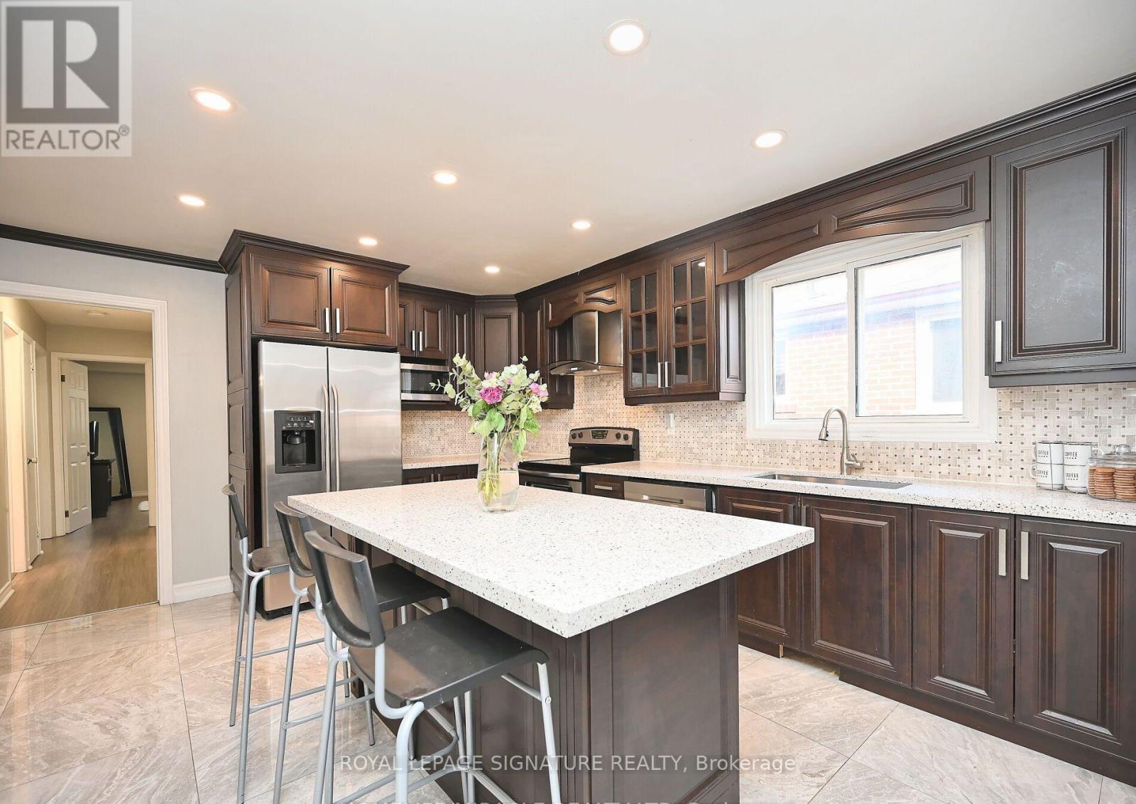 4 Royal Salisbury Way, Brampton, Ontario  L6V 3J6 - Photo 4 - W12438765