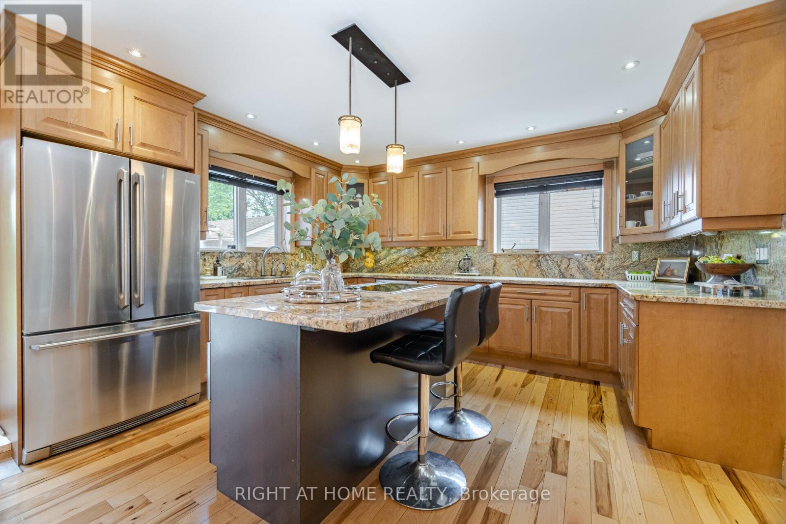 1241 Lakebreeze Drive, Mississauga, Ontario  L5G 3W7 - Photo 10 - W12438777