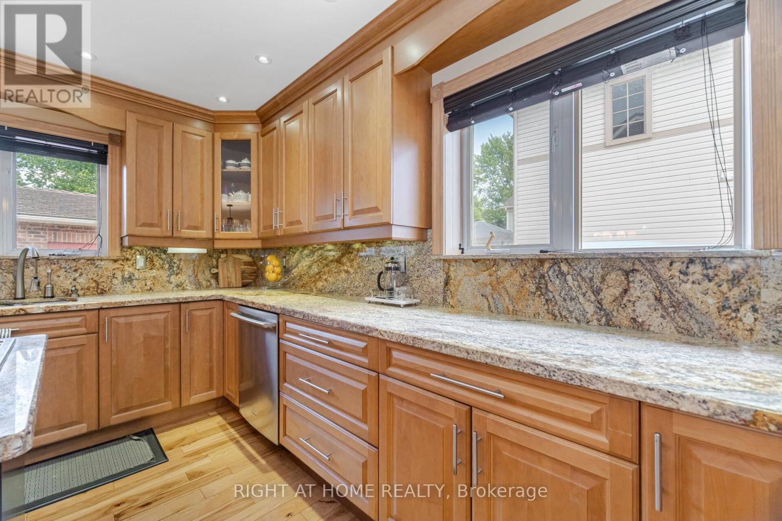 1241 Lakebreeze Drive, Mississauga, Ontario  L5G 3W7 - Photo 11 - W12438777