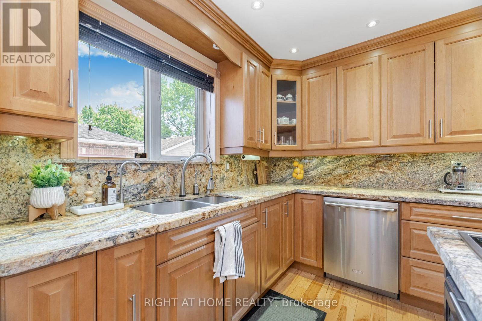 1241 Lakebreeze Drive, Mississauga, Ontario  L5G 3W7 - Photo 12 - W12438777