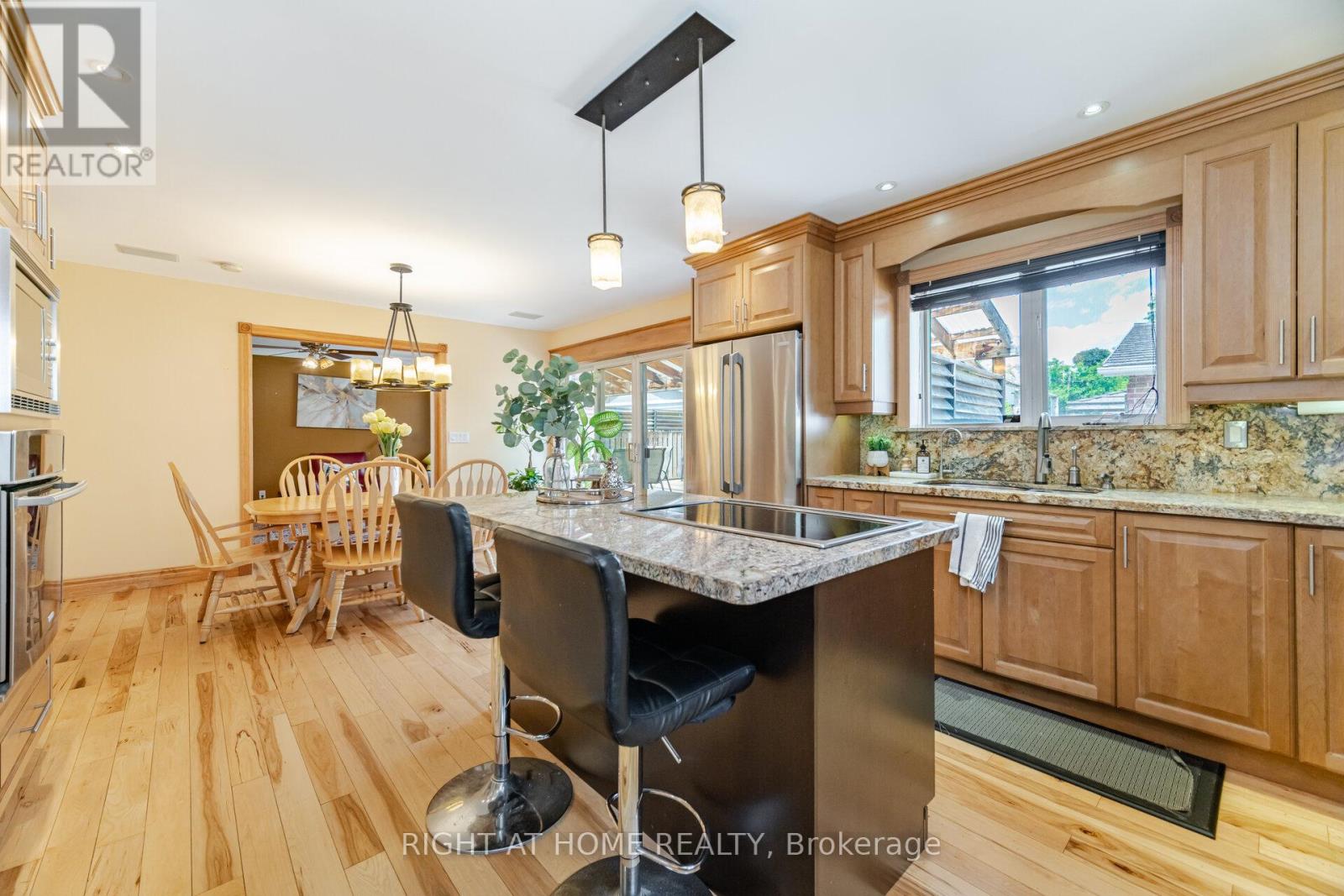 1241 Lakebreeze Drive, Mississauga, Ontario  L5G 3W7 - Photo 13 - W12438777
