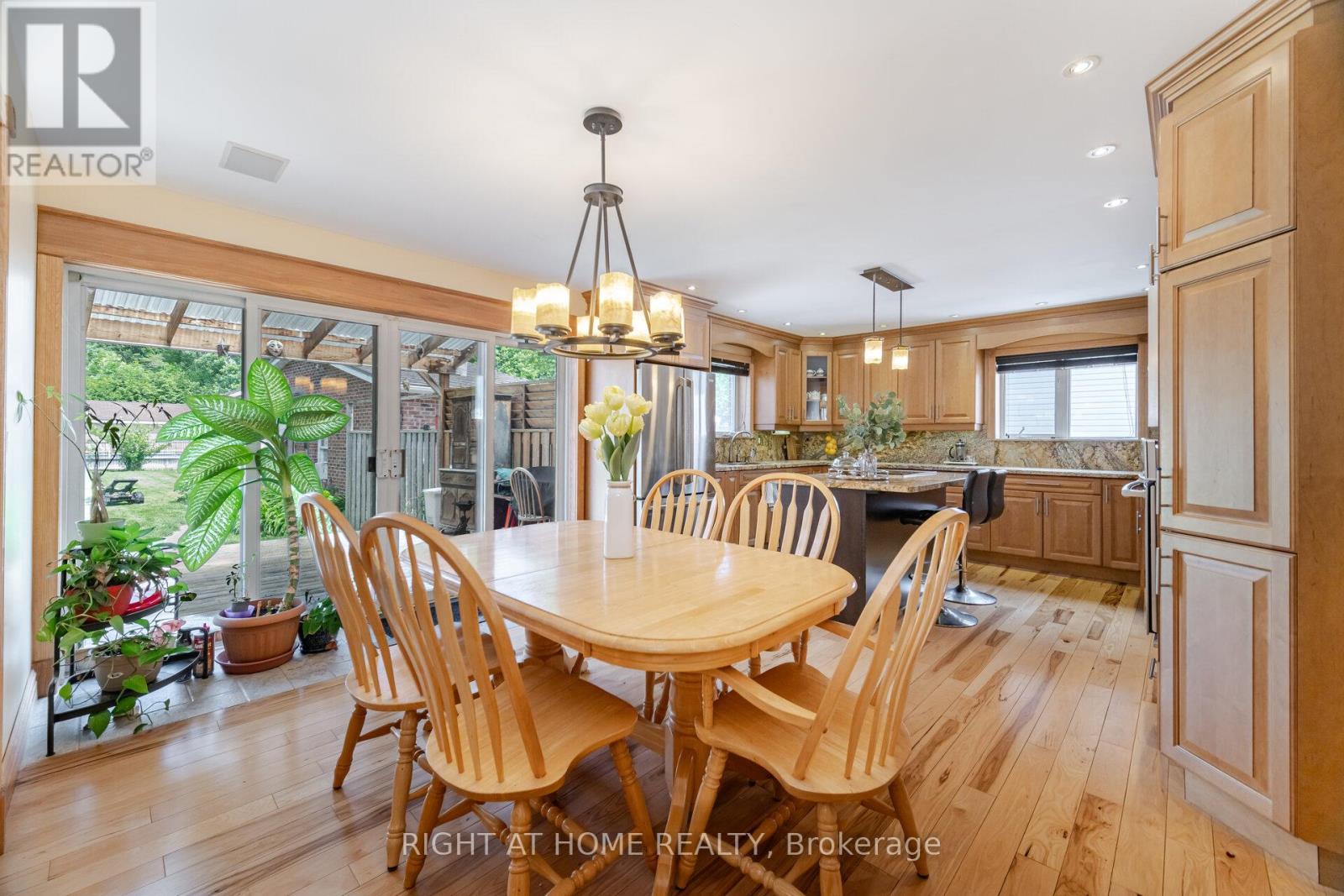 1241 Lakebreeze Drive, Mississauga, Ontario  L5G 3W7 - Photo 15 - W12438777