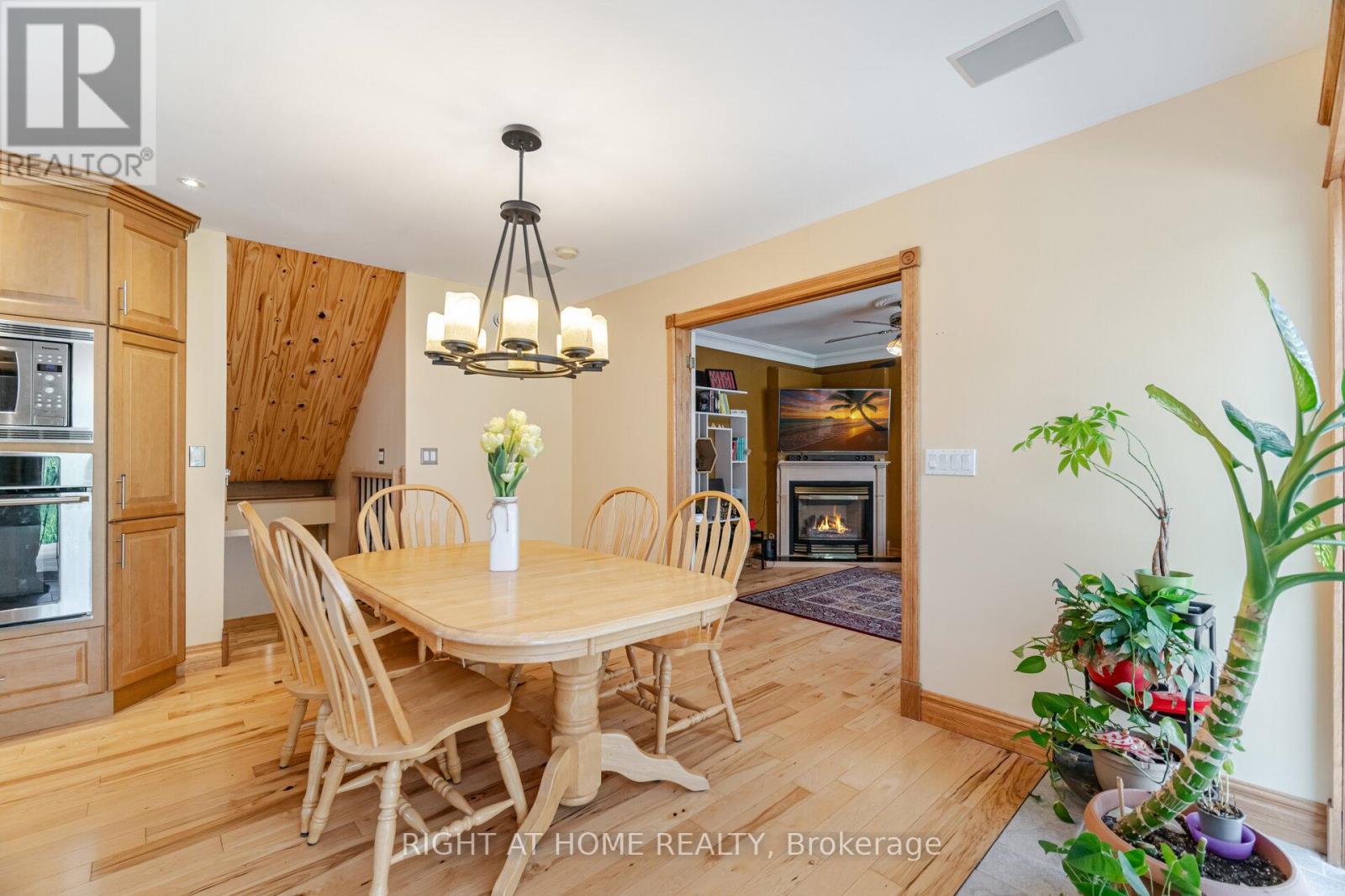 1241 Lakebreeze Drive, Mississauga, Ontario  L5G 3W7 - Photo 16 - W12438777