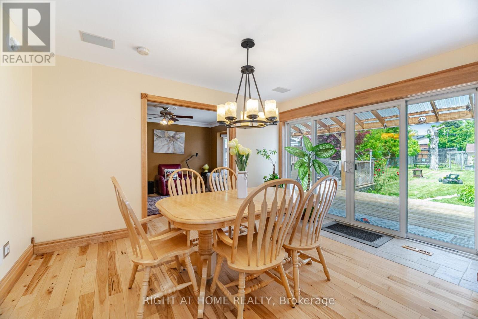 1241 Lakebreeze Drive, Mississauga, Ontario  L5G 3W7 - Photo 17 - W12438777