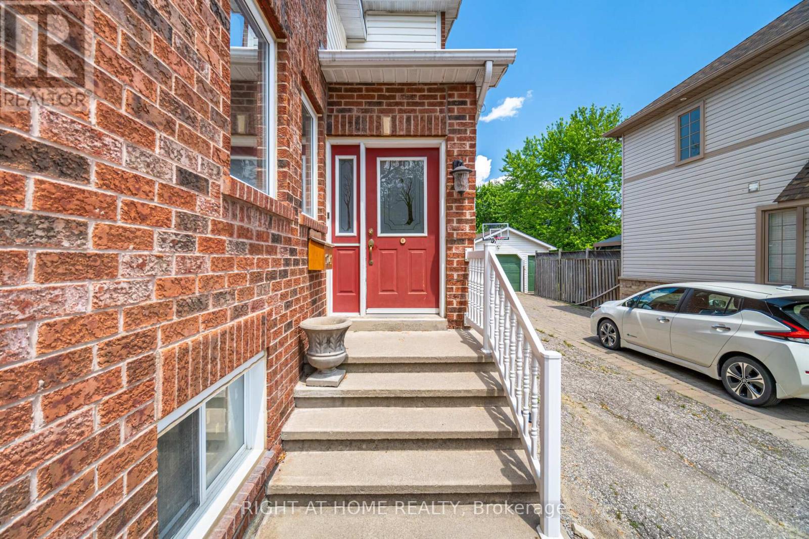 1241 Lakebreeze Drive, Mississauga, Ontario  L5G 3W7 - Photo 2 - W12438777