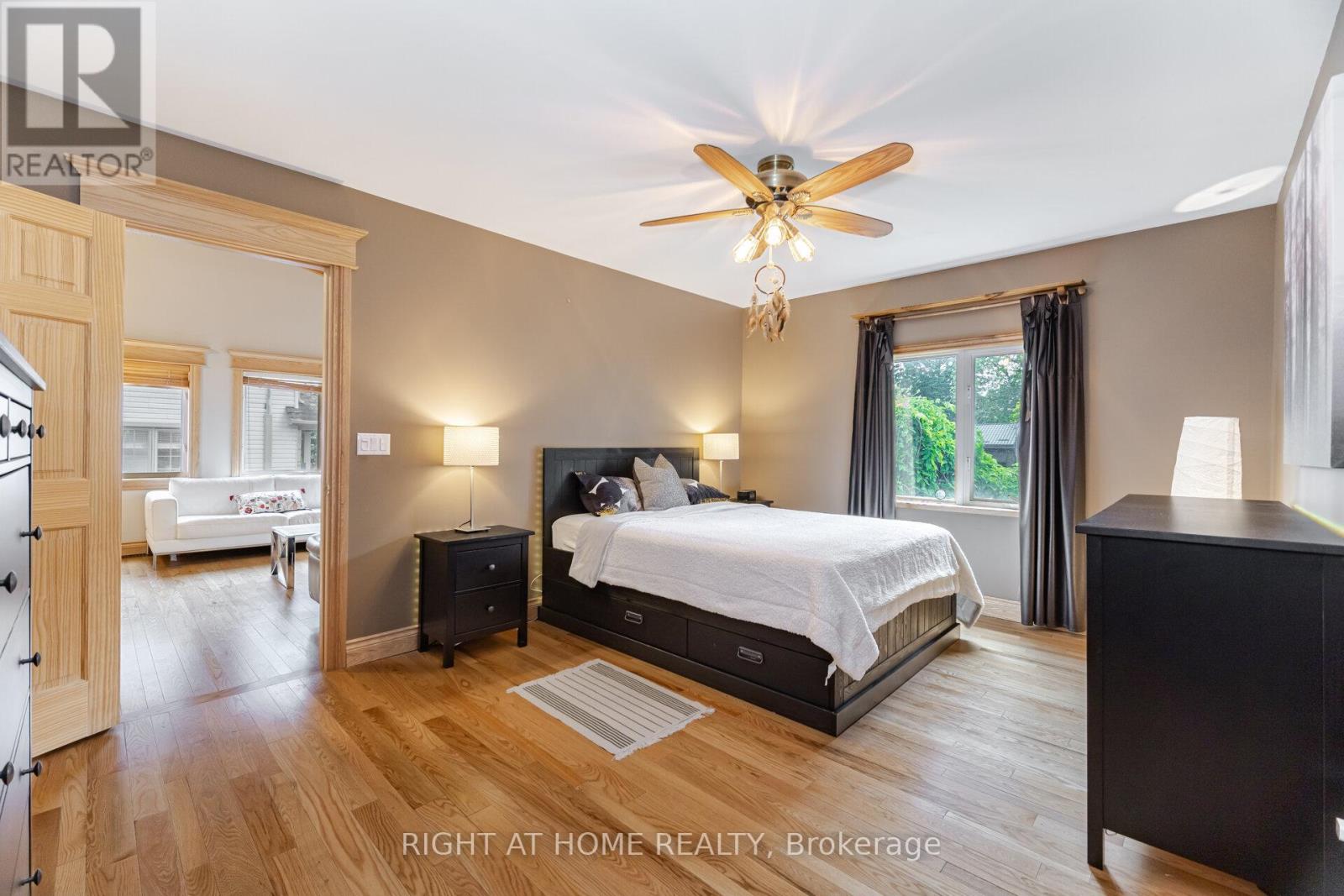 1241 Lakebreeze Drive, Mississauga, Ontario  L5G 3W7 - Photo 20 - W12438777