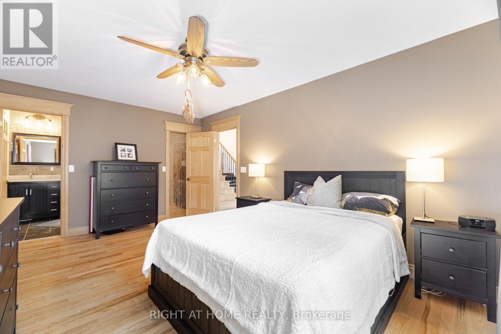 1241 Lakebreeze Drive, Mississauga, Ontario  L5G 3W7 - Photo 21 - W12438777