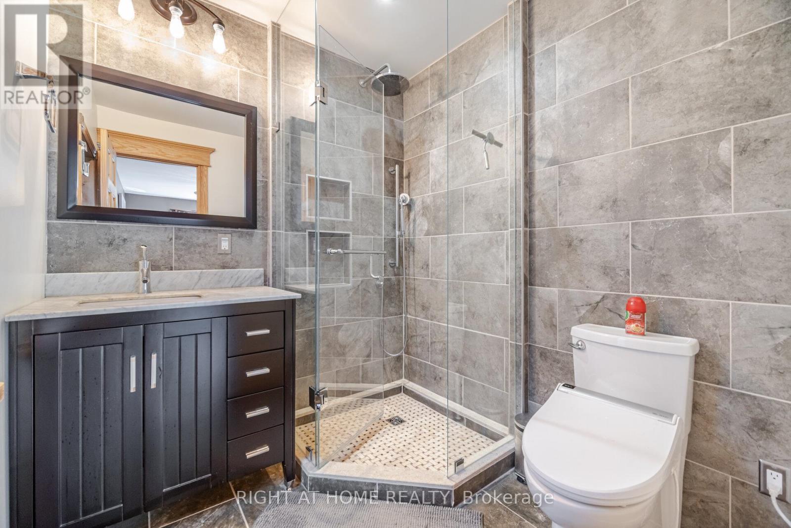 1241 Lakebreeze Drive, Mississauga, Ontario  L5G 3W7 - Photo 22 - W12438777