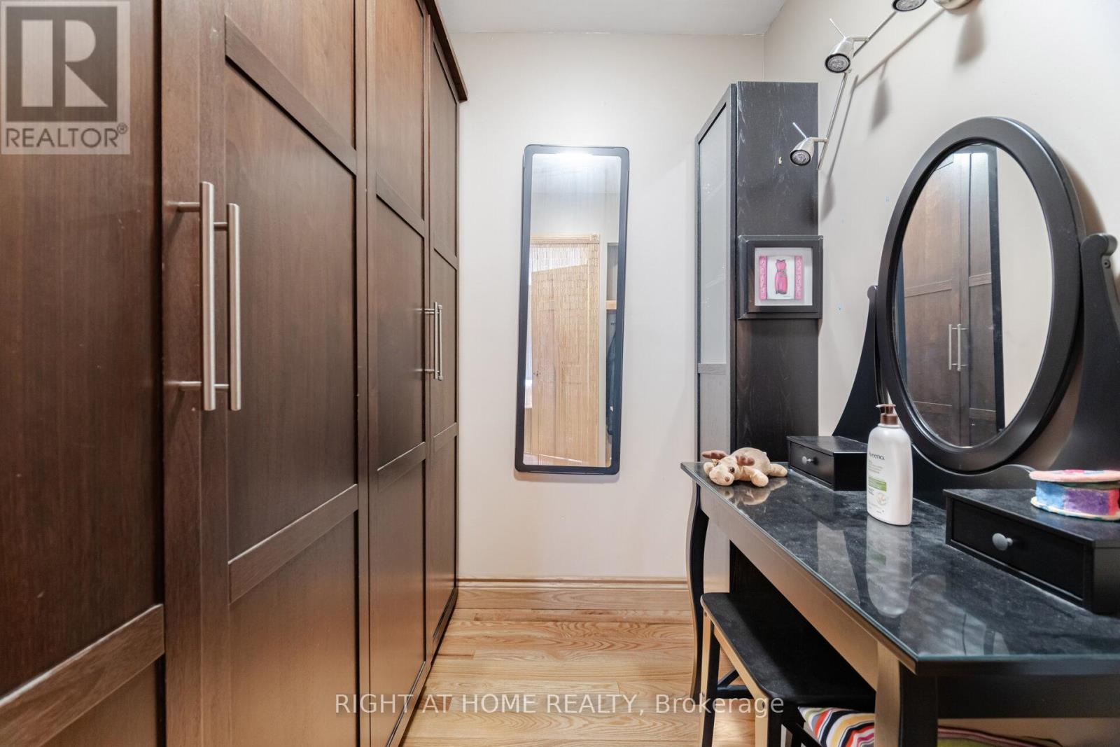 1241 Lakebreeze Drive, Mississauga, Ontario  L5G 3W7 - Photo 23 - W12438777