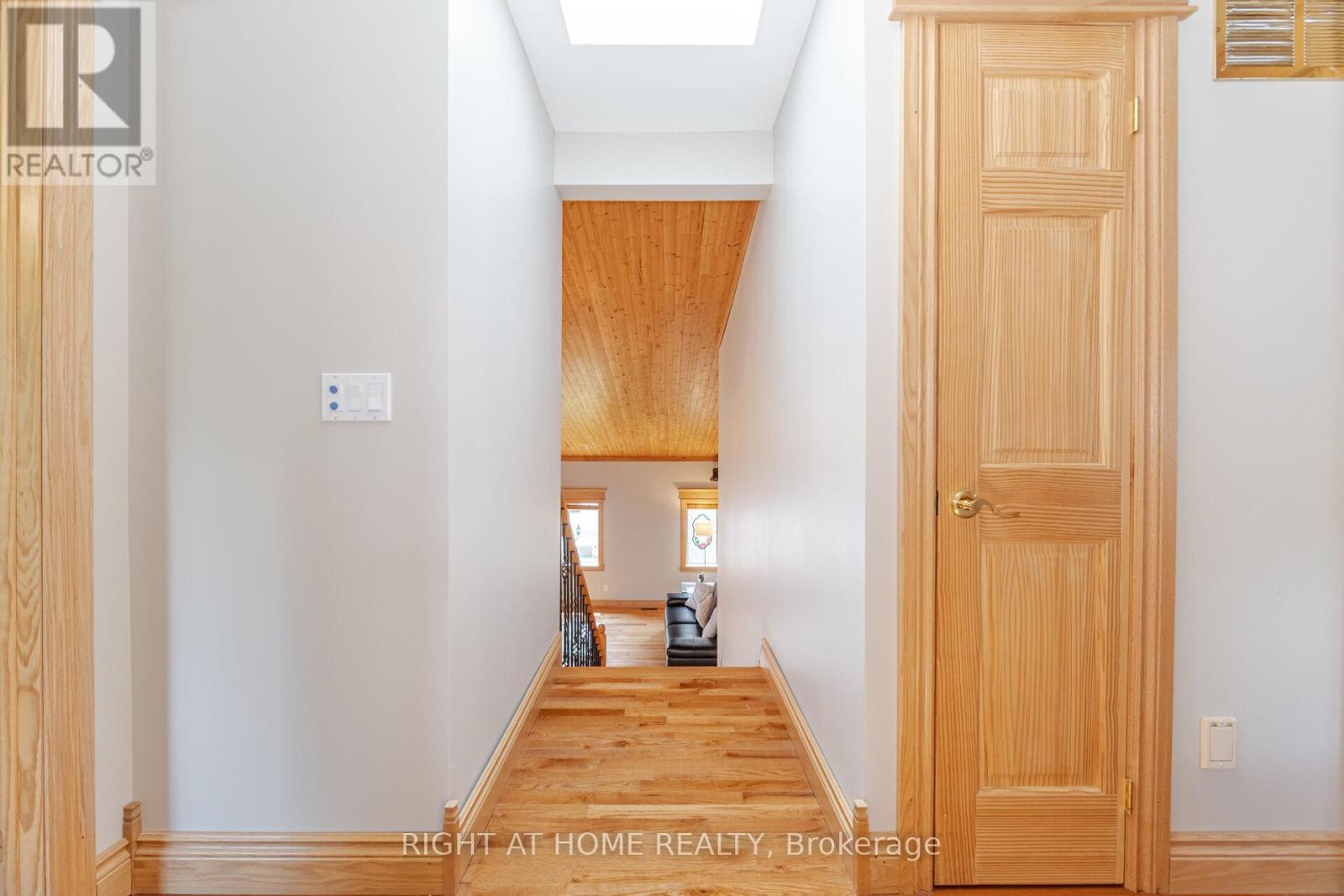1241 Lakebreeze Drive, Mississauga, Ontario  L5G 3W7 - Photo 25 - W12438777