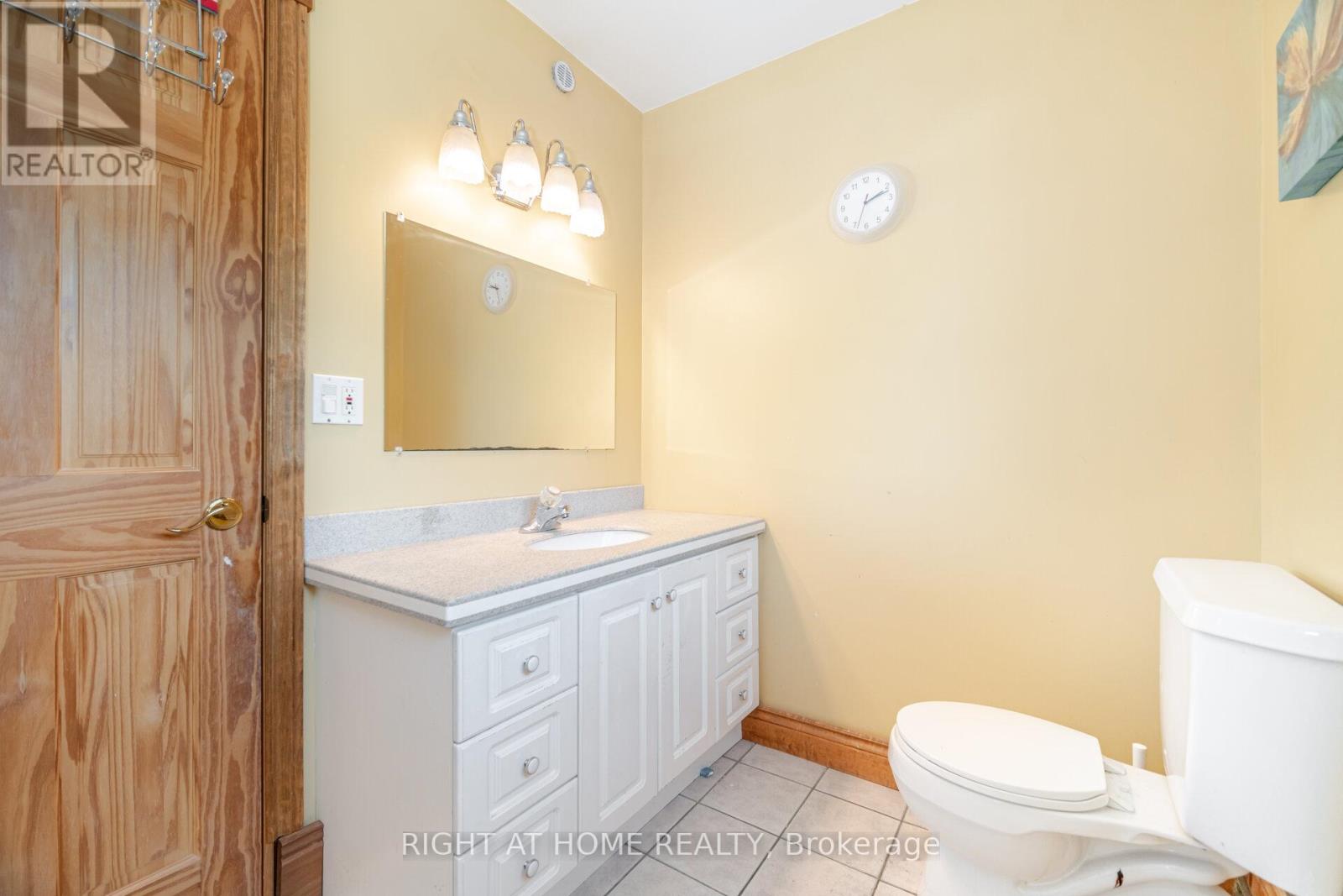 1241 Lakebreeze Drive, Mississauga, Ontario  L5G 3W7 - Photo 29 - W12438777