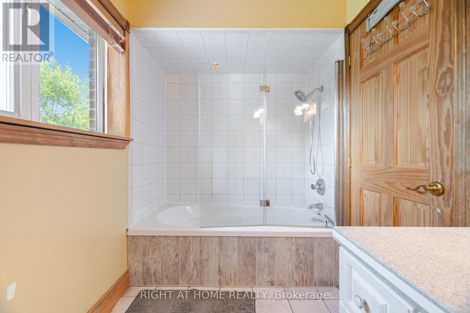 1241 Lakebreeze Drive, Mississauga, Ontario  L5G 3W7 - Photo 30 - W12438777