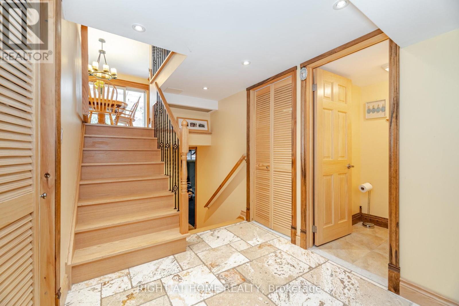1241 Lakebreeze Drive, Mississauga, Ontario  L5G 3W7 - Photo 31 - W12438777