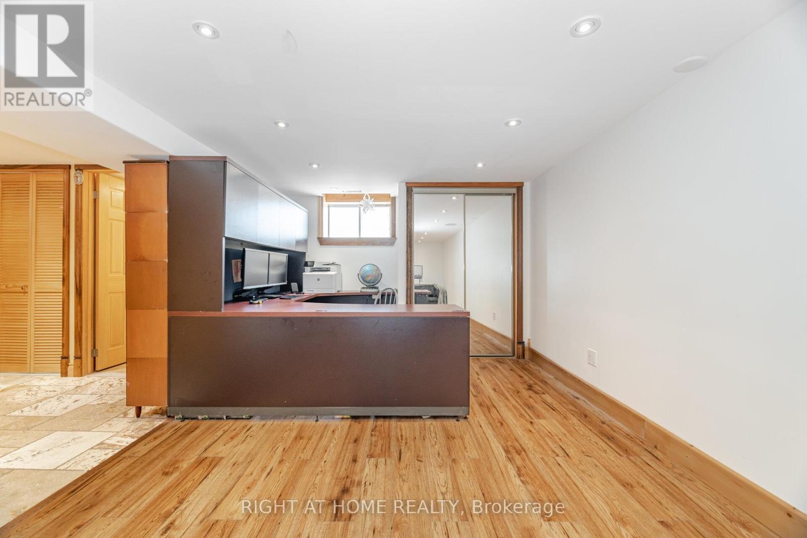 1241 Lakebreeze Drive, Mississauga, Ontario  L5G 3W7 - Photo 35 - W12438777