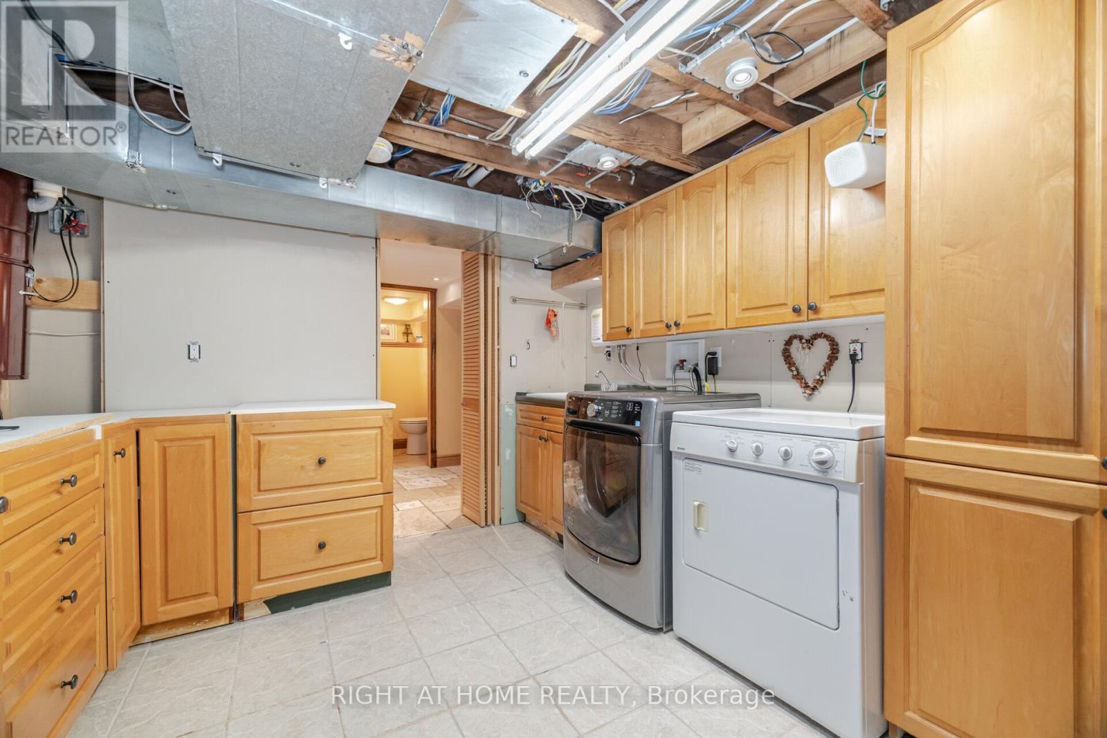 1241 Lakebreeze Drive, Mississauga, Ontario  L5G 3W7 - Photo 37 - W12438777