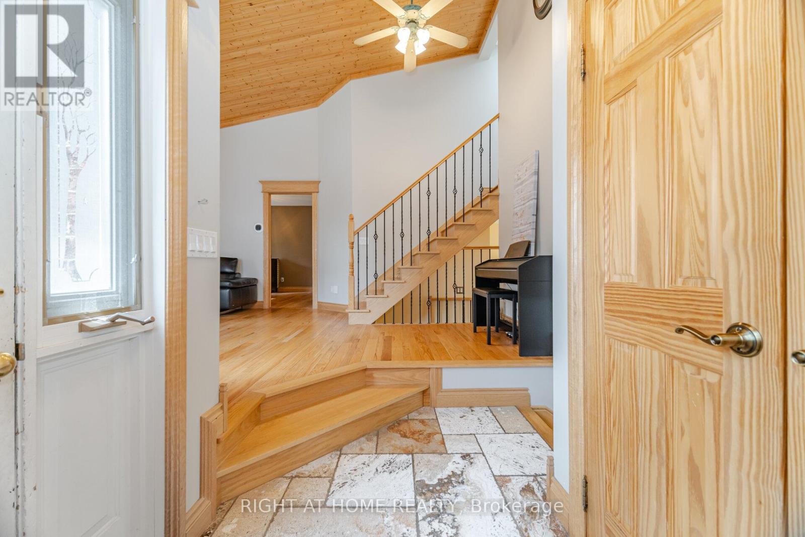 1241 Lakebreeze Drive, Mississauga, Ontario  L5G 3W7 - Photo 4 - W12438777