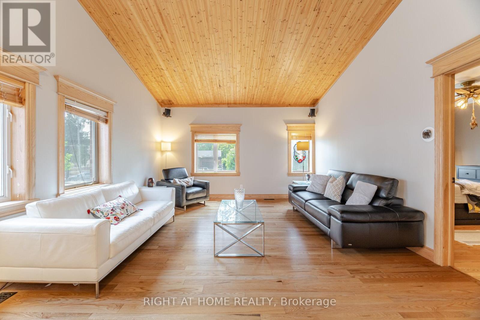 1241 Lakebreeze Drive, Mississauga, Ontario  L5G 3W7 - Photo 7 - W12438777