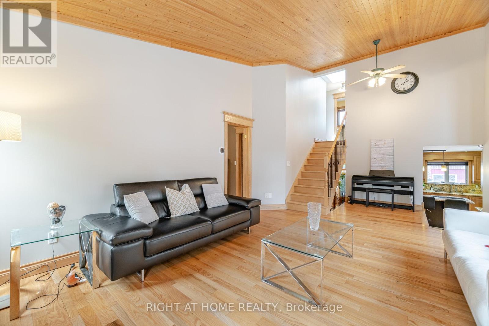 1241 Lakebreeze Drive, Mississauga, Ontario  L5G 3W7 - Photo 8 - W12438777