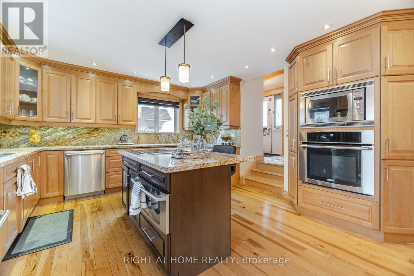 1241 Lakebreeze Drive, Mississauga, Ontario  L5G 3W7 - Photo 9 - W12438777