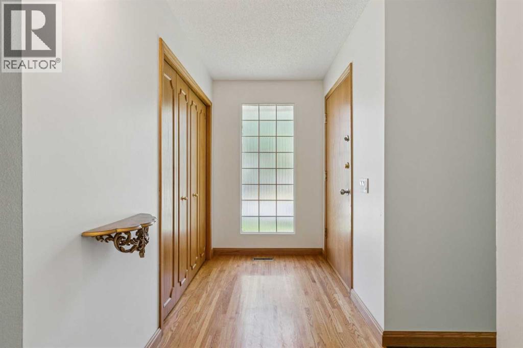5031 Vienna Drive Nw, Calgary, Alberta  T3A 0W8 - Photo 2 - A2258794