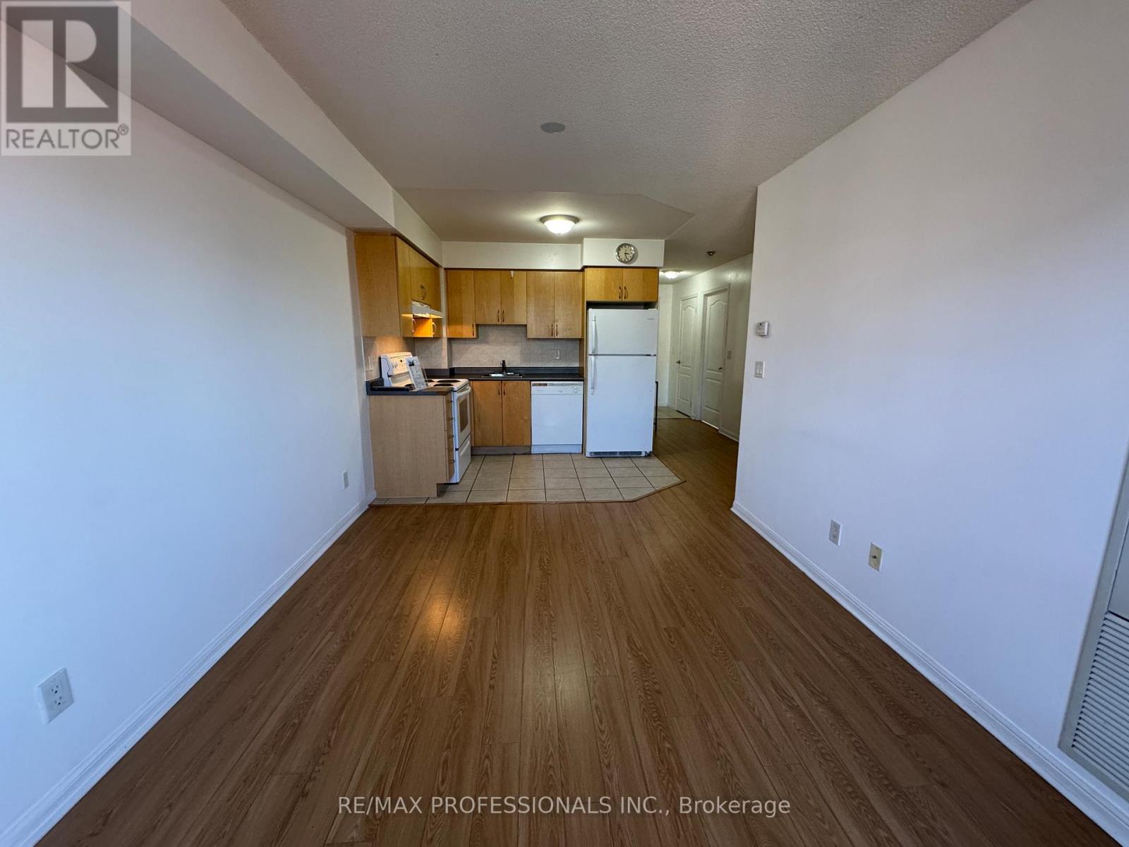 314 - 4 Elsinore Path, Toronto, Ontario  M8V 4G7 - Photo 6 - W12432300