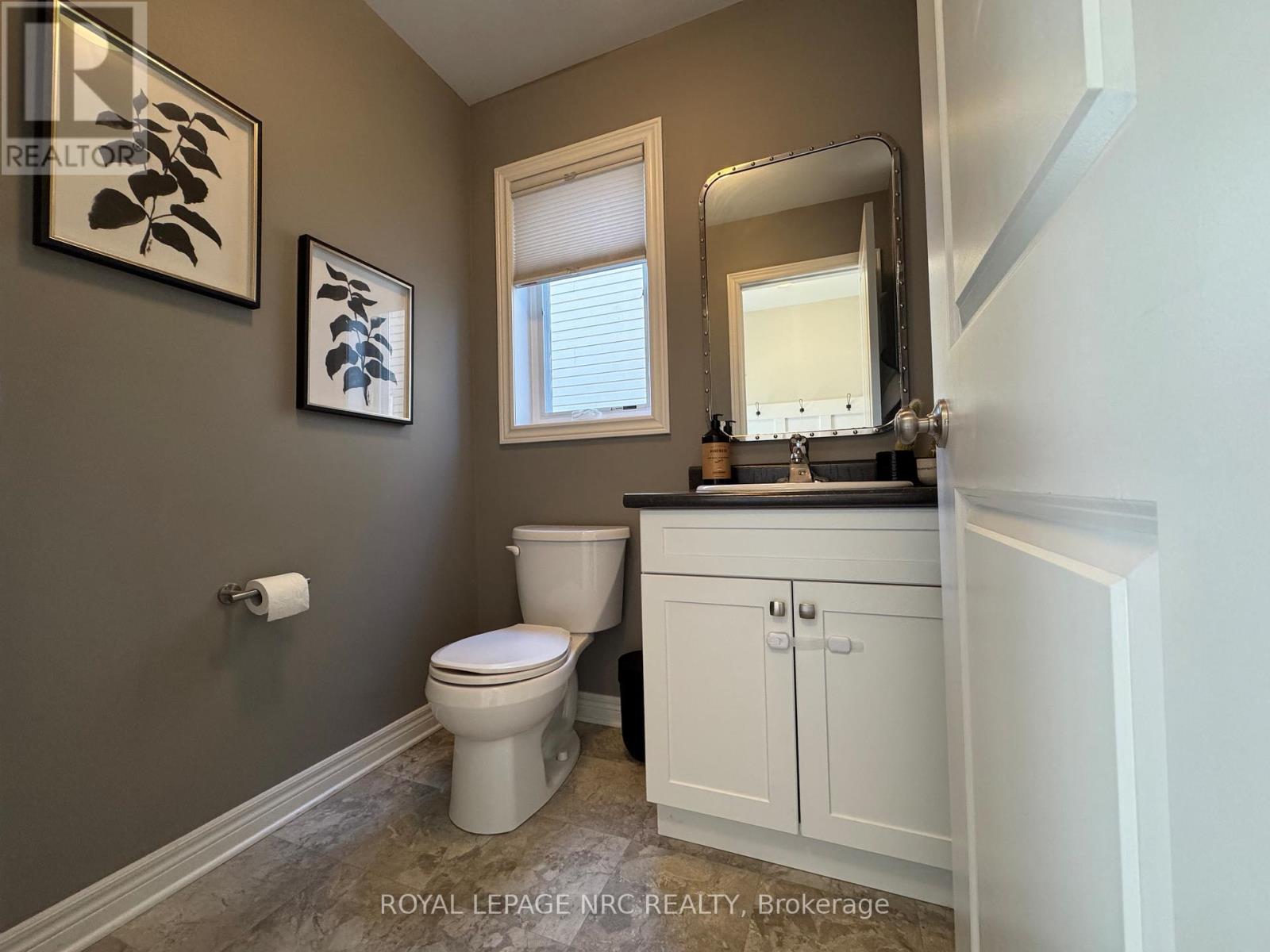 11 Violet Street, St. Catharines, Ontario  L2S 2X1 - Photo 5 - X12437573