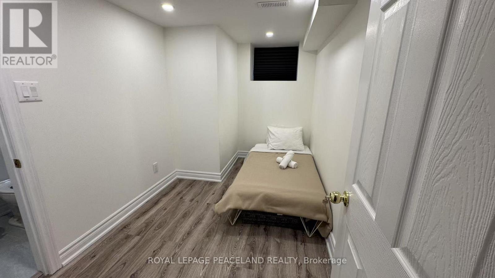 Lower - 60 Paperbirch Drive, Toronto, Ontario  M3C 2E7 - Photo 9 - C12438855