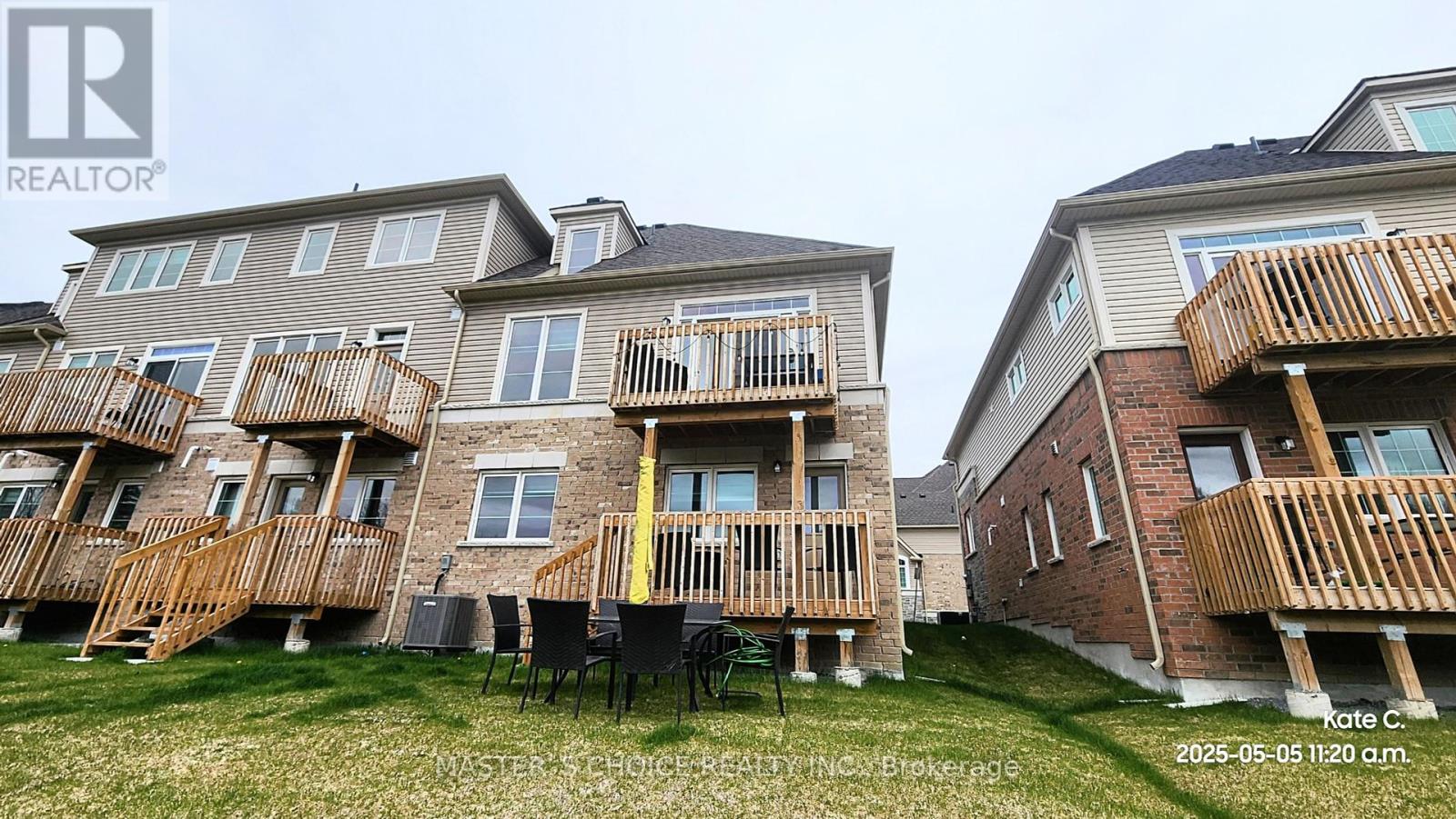 92 Lyall Stokes Circle, East Gwillimbury, Ontario  L0G 1M0 - Photo 2 - N12438847
