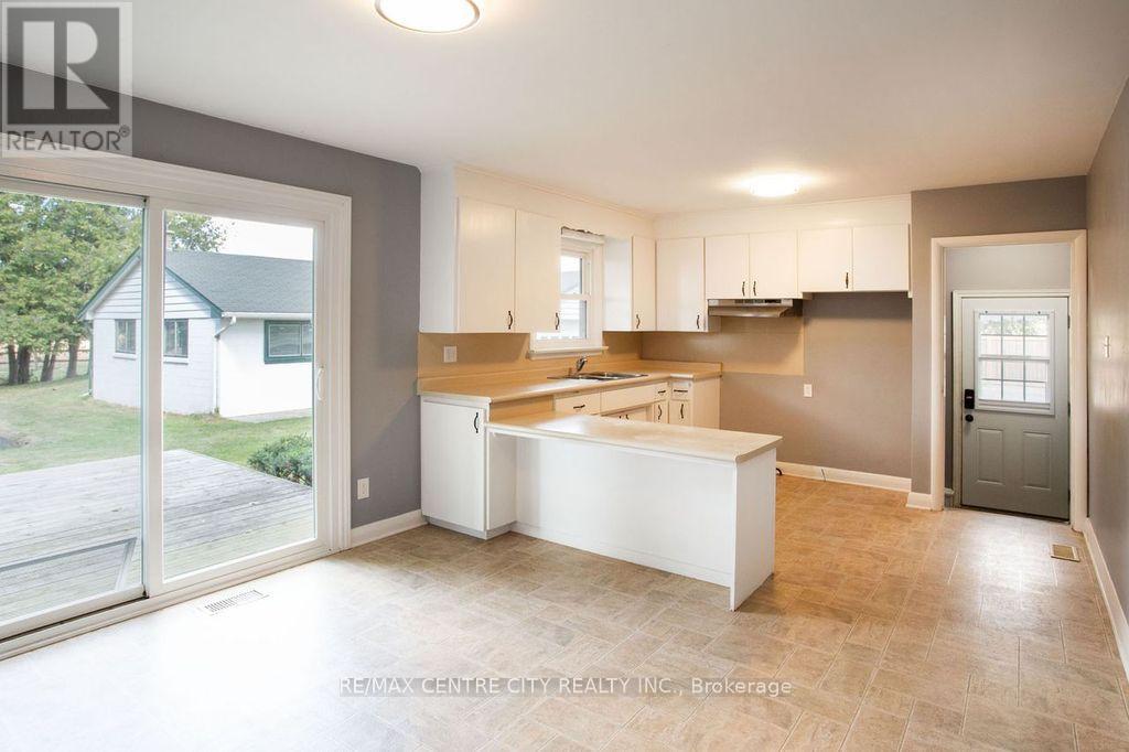 5604 Dundas Street, Thames Centre, Ontario  N0L 1G4 - Photo 13 - X12403933