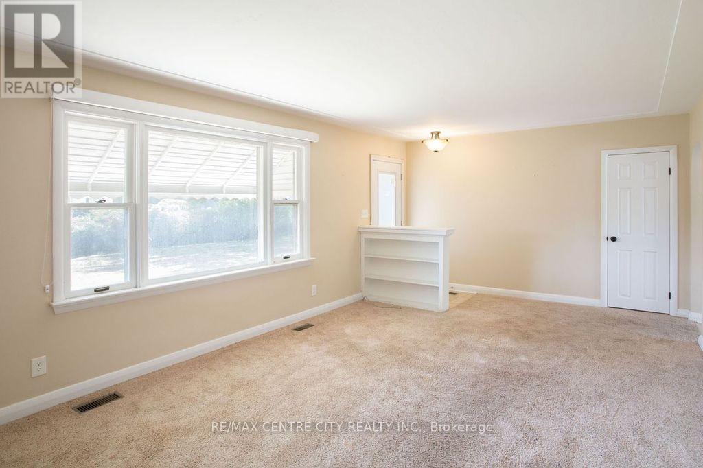 5604 Dundas Street, Thames Centre, Ontario  N0L 1G4 - Photo 9 - X12403933