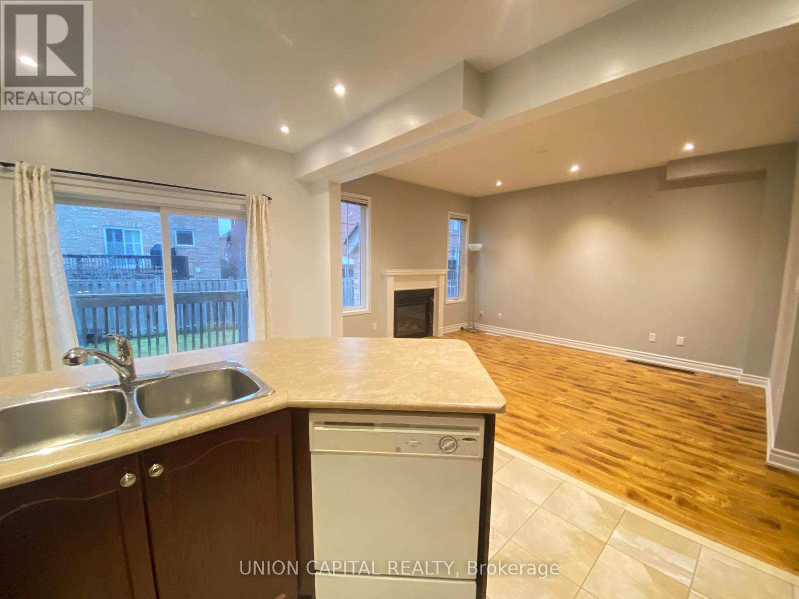 704 Courtney Valley Road, Mississauga, Ontario  L5V 0C3 - Photo 10 - W12438822