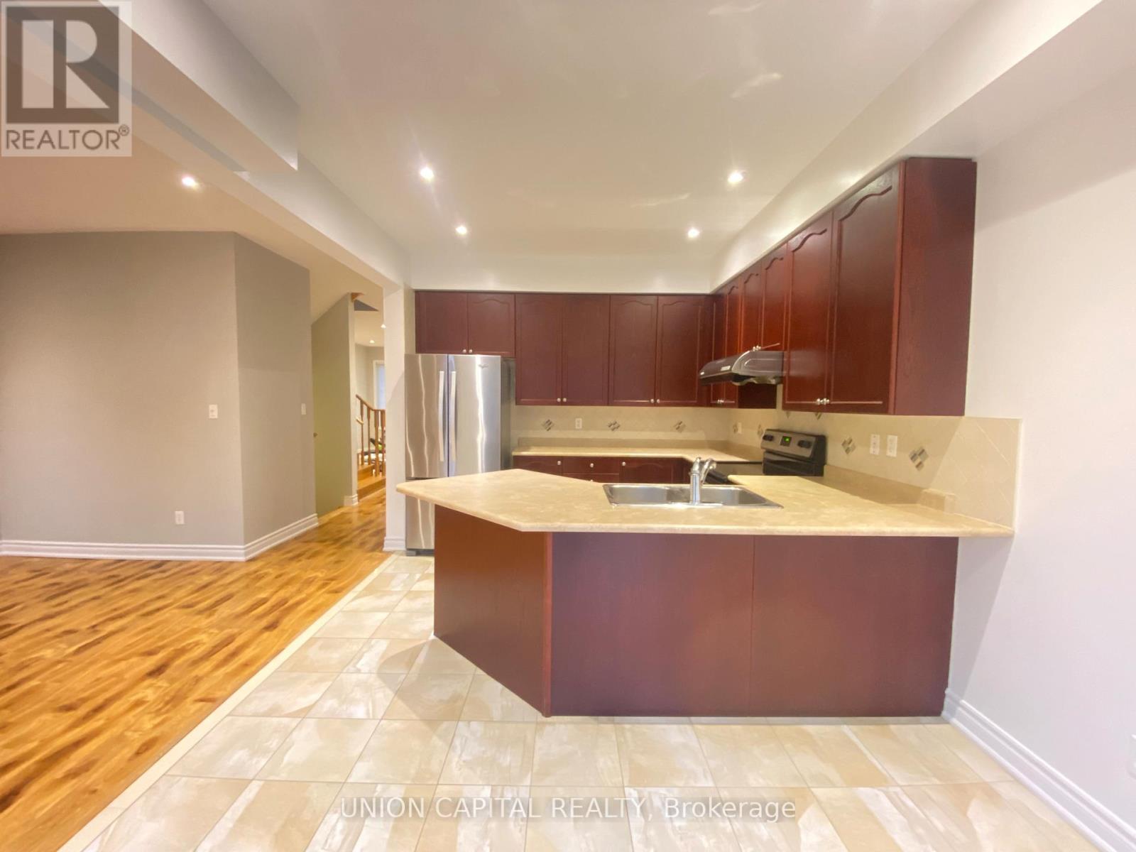 704 Courtney Valley Road, Mississauga, Ontario  L5V 0C3 - Photo 11 - W12438822