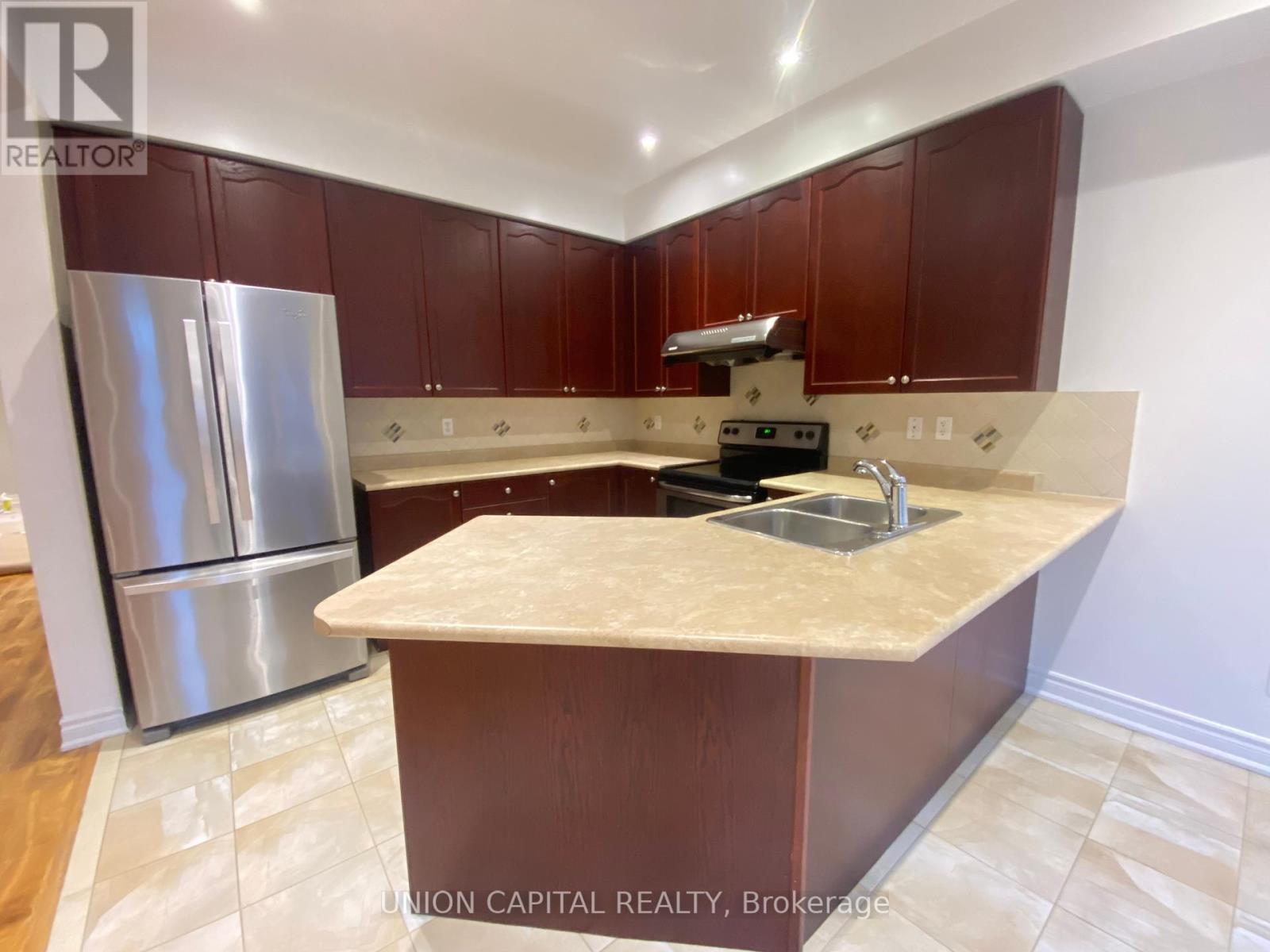 704 Courtney Valley Road, Mississauga, Ontario  L5V 0C3 - Photo 12 - W12438822