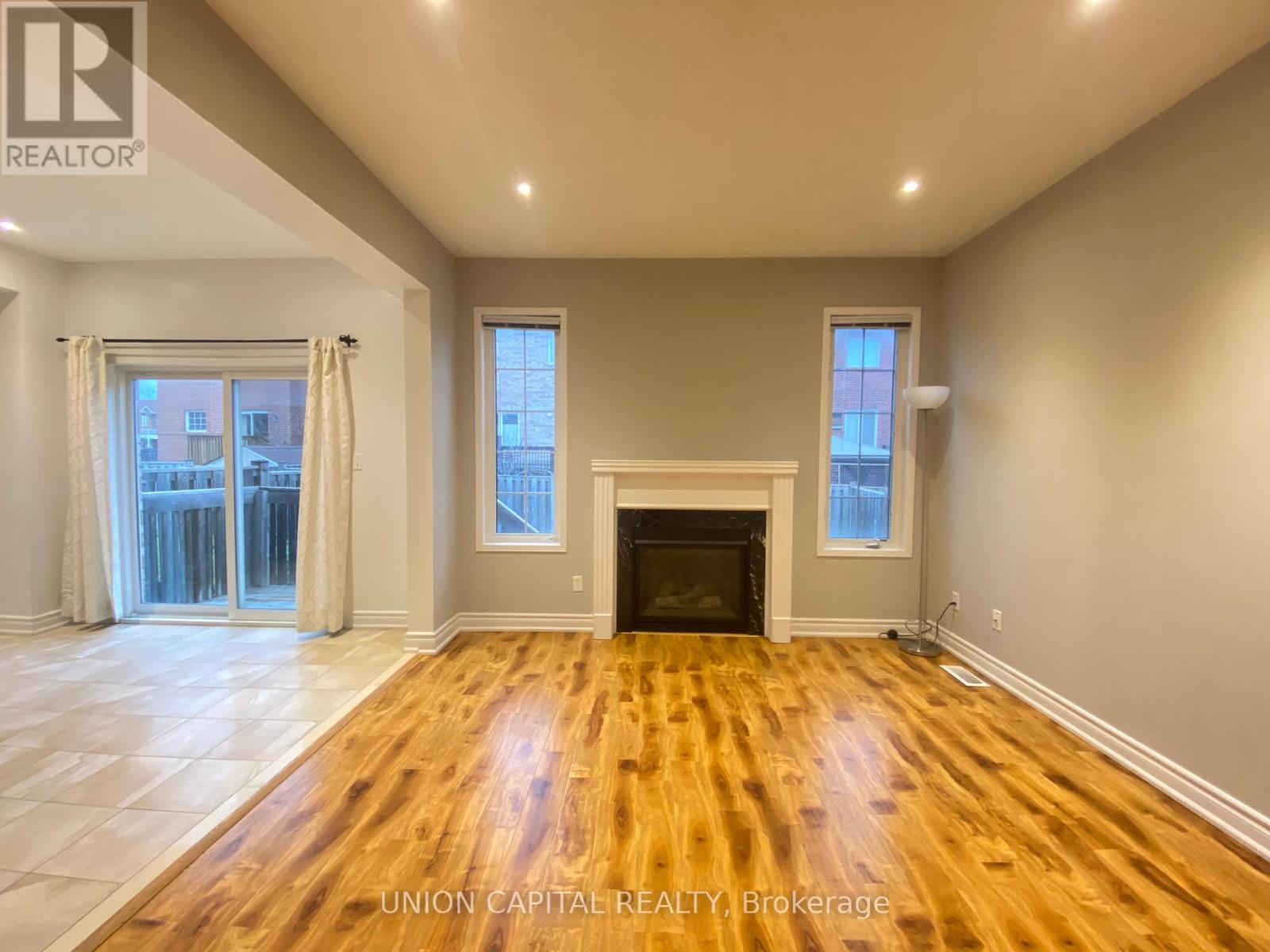 704 Courtney Valley Road, Mississauga, Ontario  L5V 0C3 - Photo 13 - W12438822