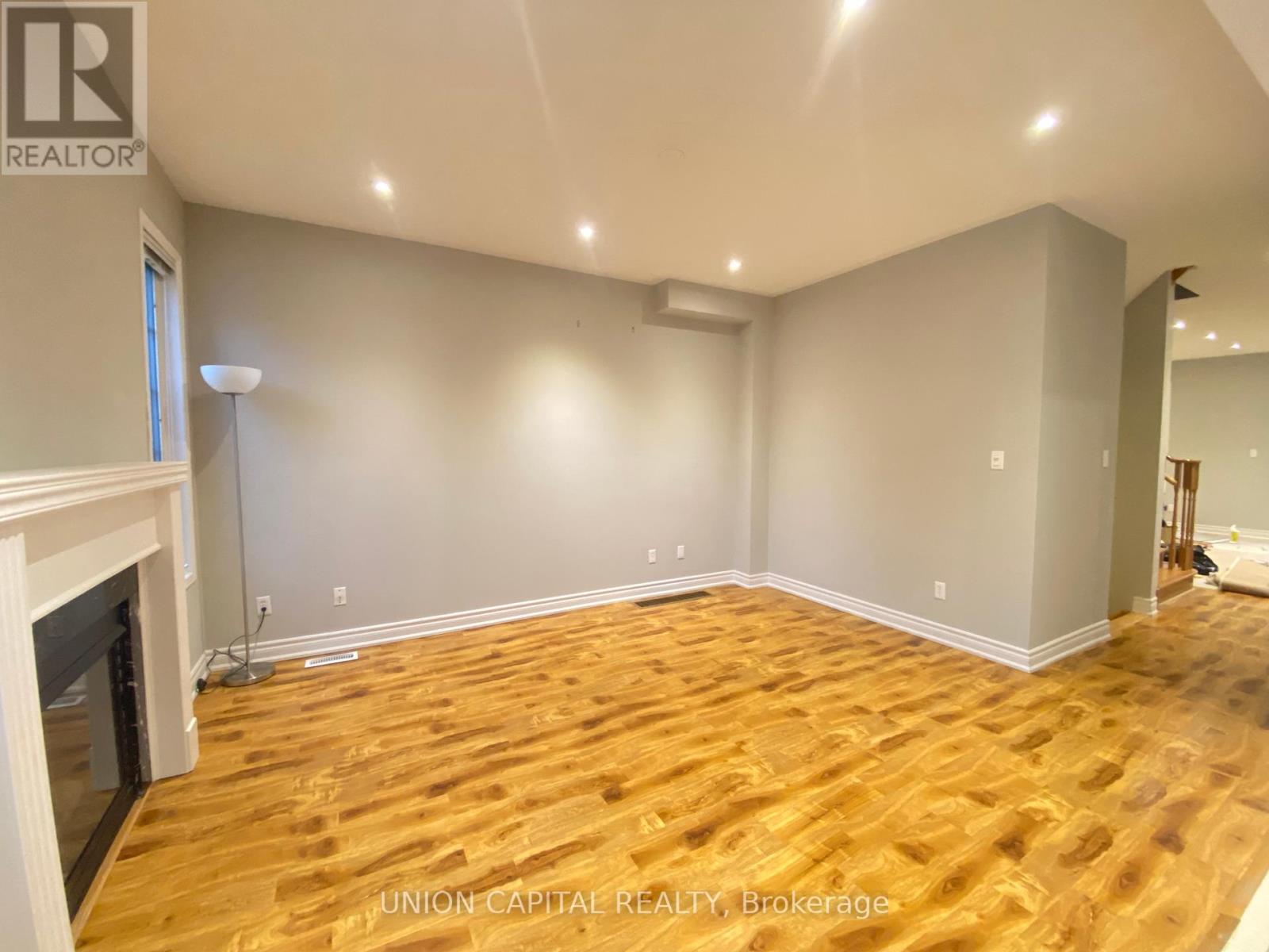 704 Courtney Valley Road, Mississauga, Ontario  L5V 0C3 - Photo 16 - W12438822
