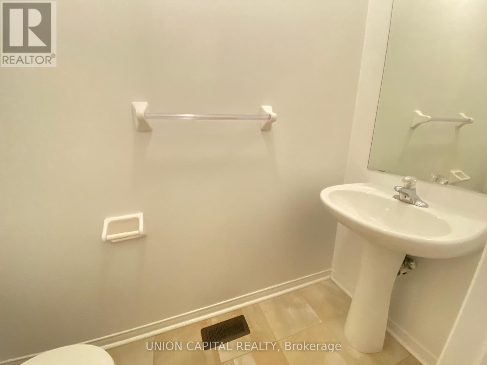 704 Courtney Valley Road, Mississauga, Ontario  L5V 0C3 - Photo 19 - W12438822