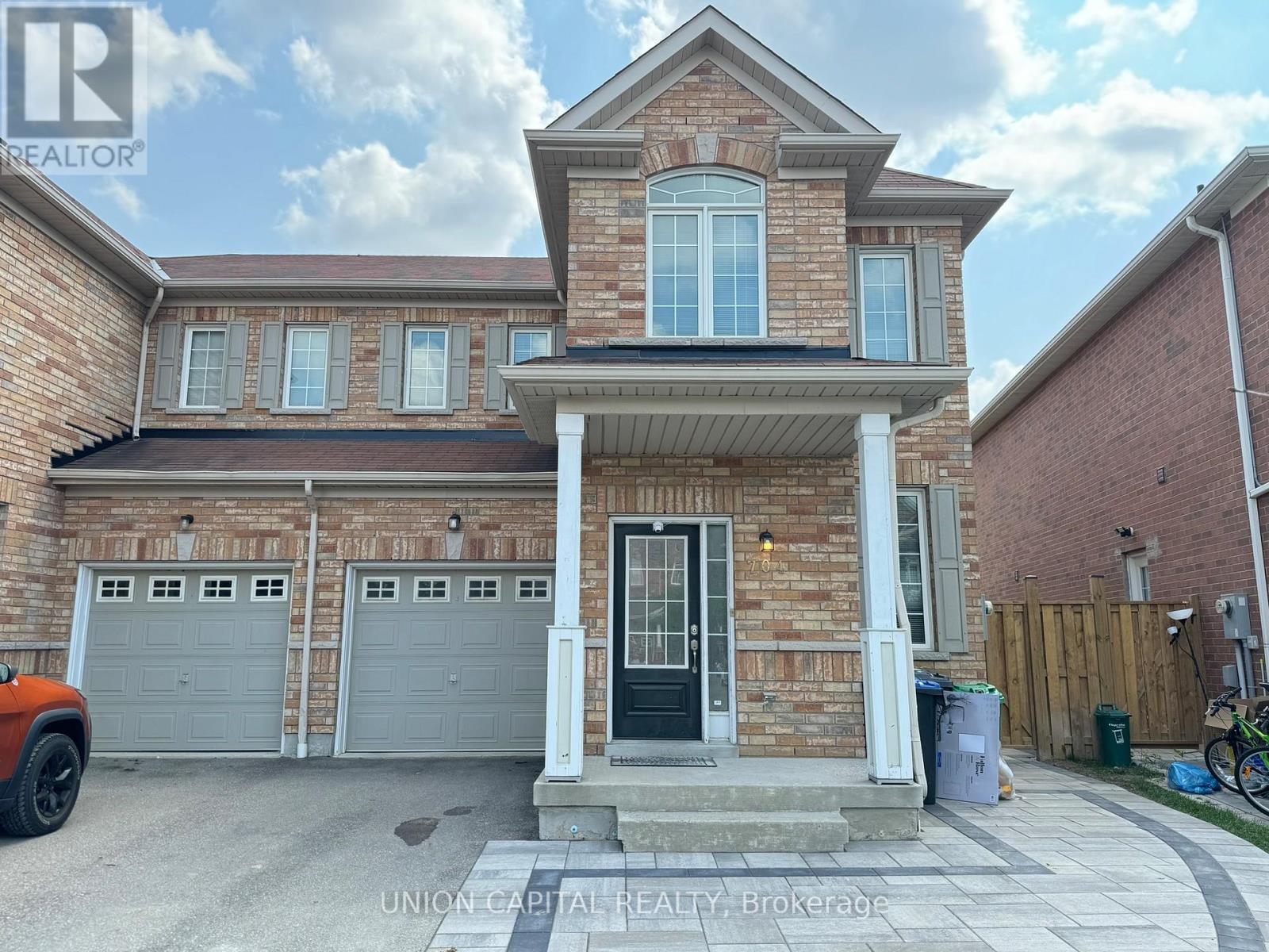 704 Courtney Valley Road, Mississauga, Ontario  L5V 0C3 - Photo 2 - W12438822