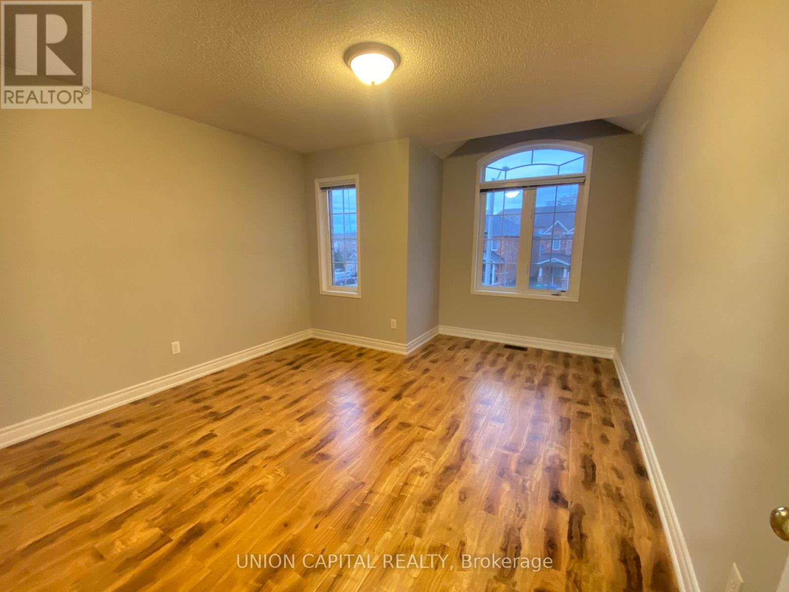 704 Courtney Valley Road, Mississauga, Ontario  L5V 0C3 - Photo 22 - W12438822