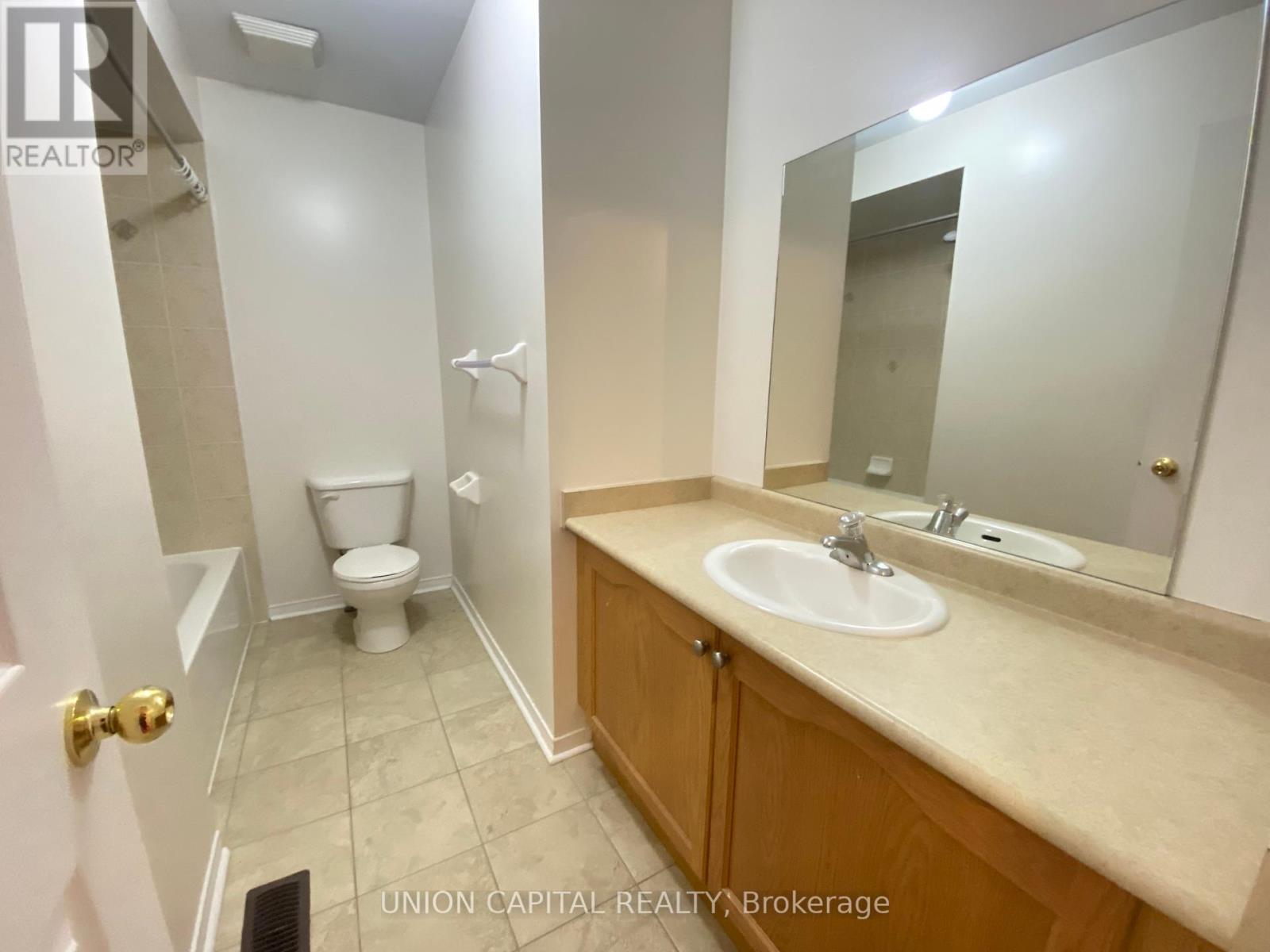 704 Courtney Valley Road, Mississauga, Ontario  L5V 0C3 - Photo 26 - W12438822