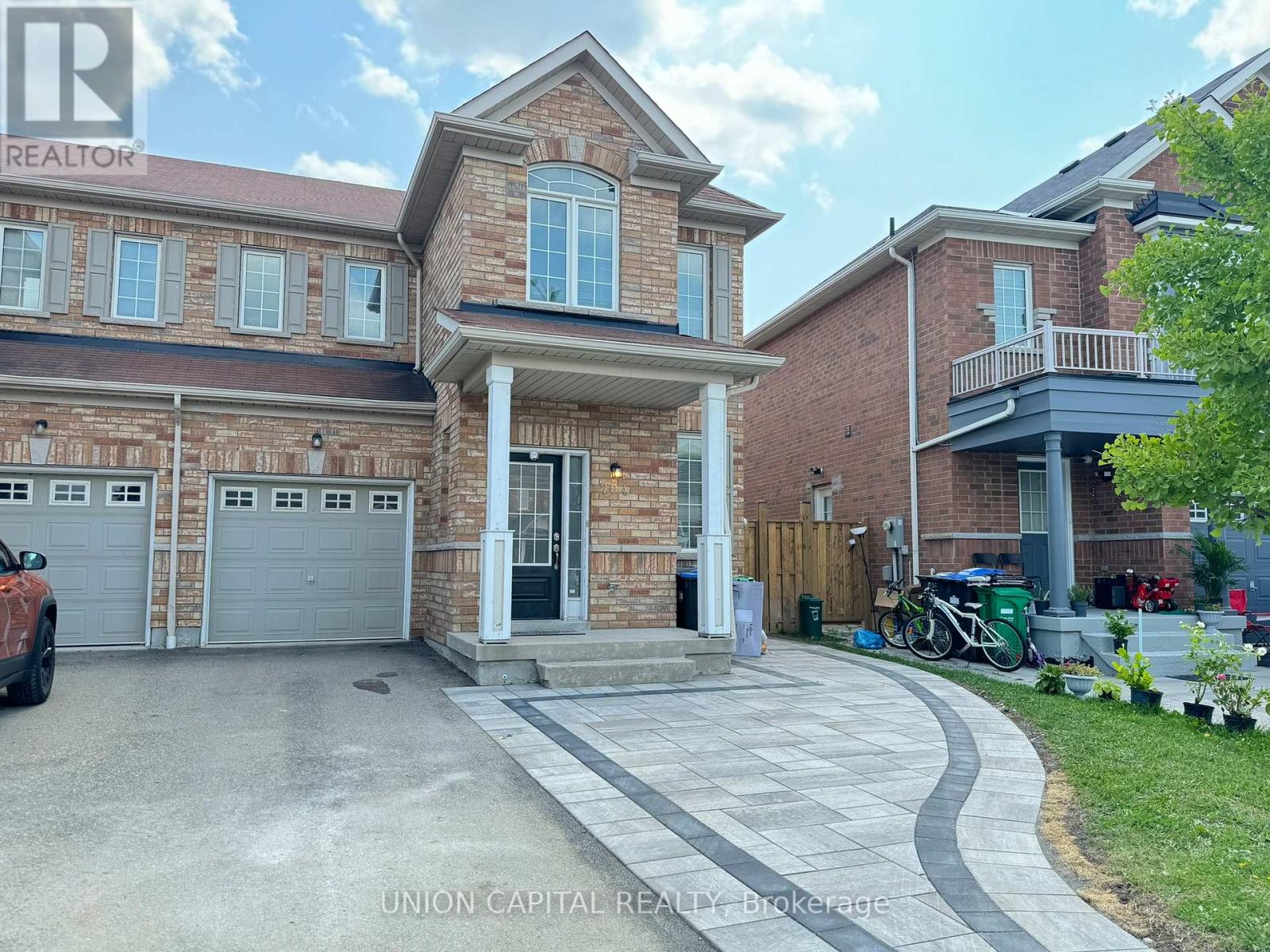 704 Courtney Valley Road, Mississauga, Ontario  L5V 0C3 - Photo 3 - W12438822