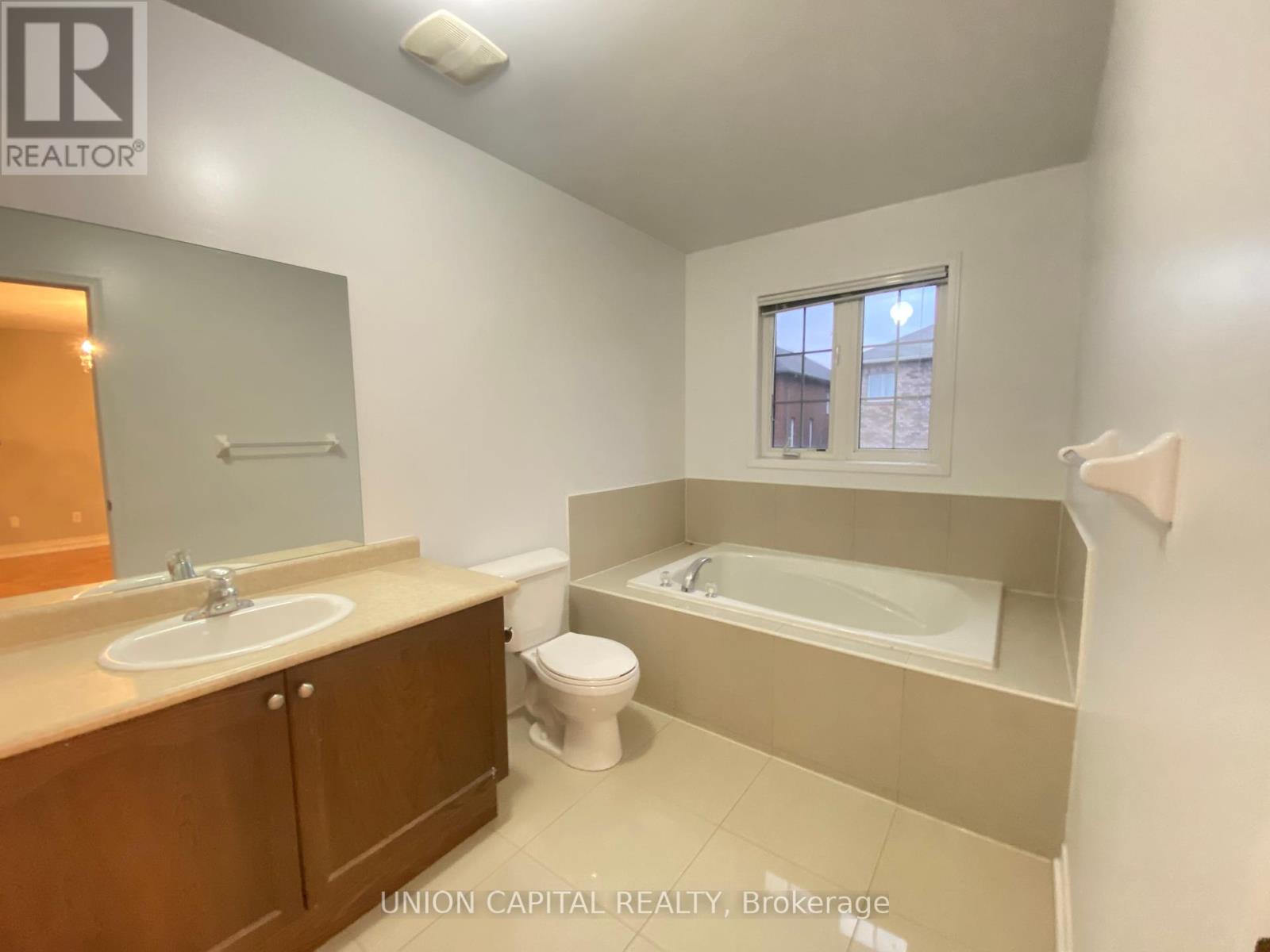 704 Courtney Valley Road, Mississauga, Ontario  L5V 0C3 - Photo 31 - W12438822