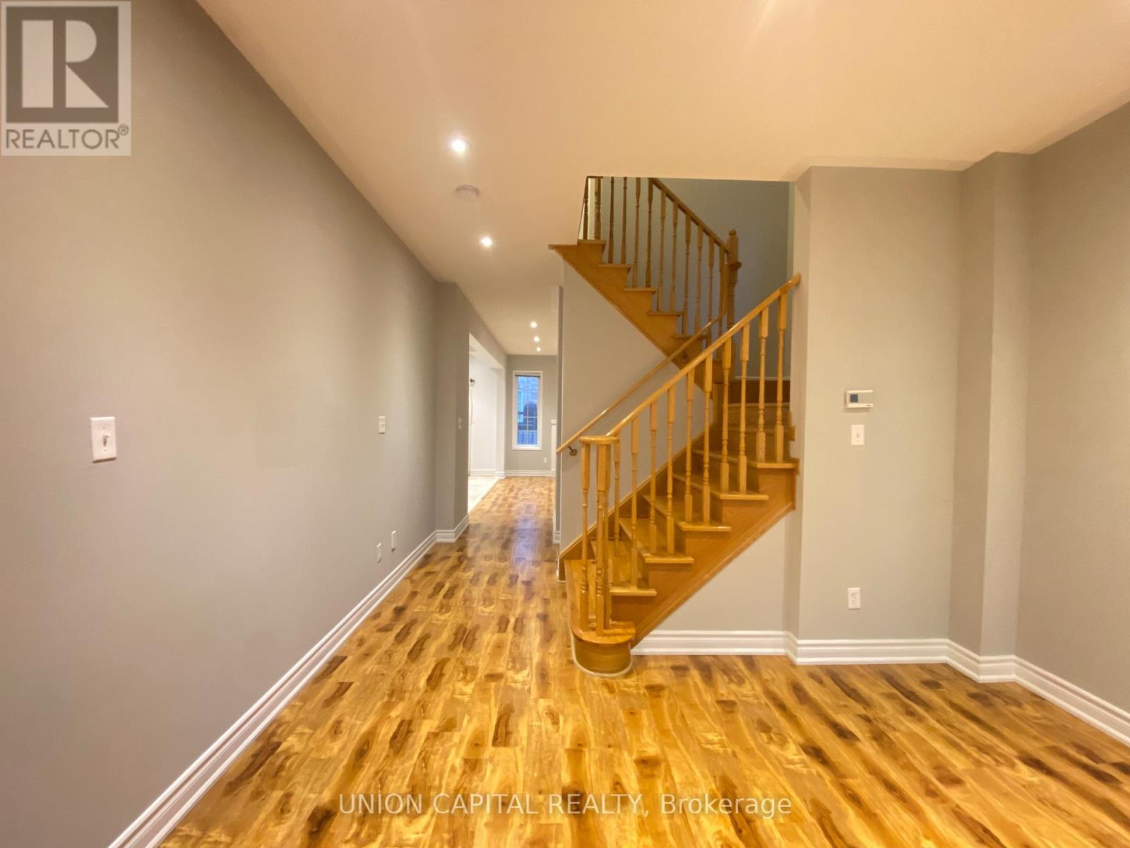 704 Courtney Valley Road, Mississauga, Ontario  L5V 0C3 - Photo 5 - W12438822