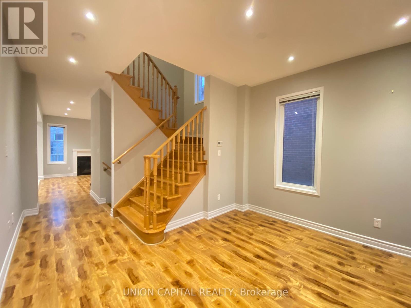 704 Courtney Valley Road, Mississauga, Ontario  L5V 0C3 - Photo 6 - W12438822