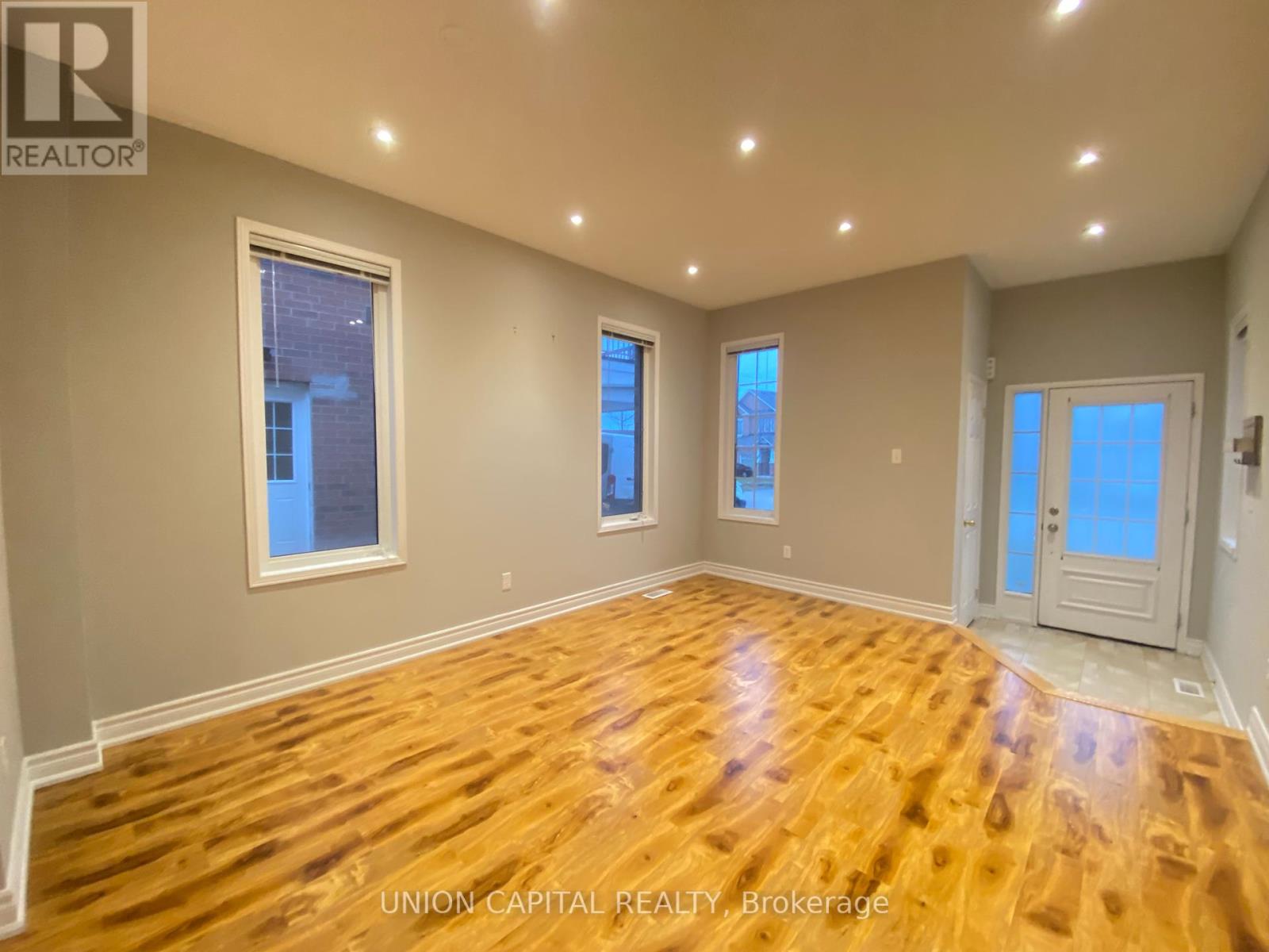 704 Courtney Valley Road, Mississauga, Ontario  L5V 0C3 - Photo 7 - W12438822