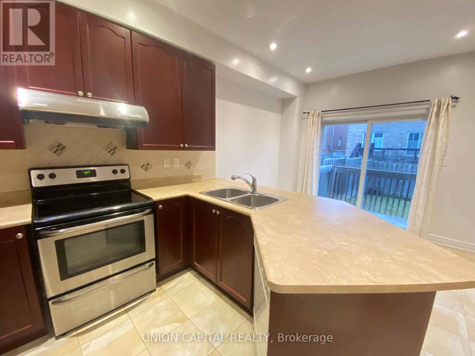 704 Courtney Valley Road, Mississauga, Ontario  L5V 0C3 - Photo 9 - W12438822