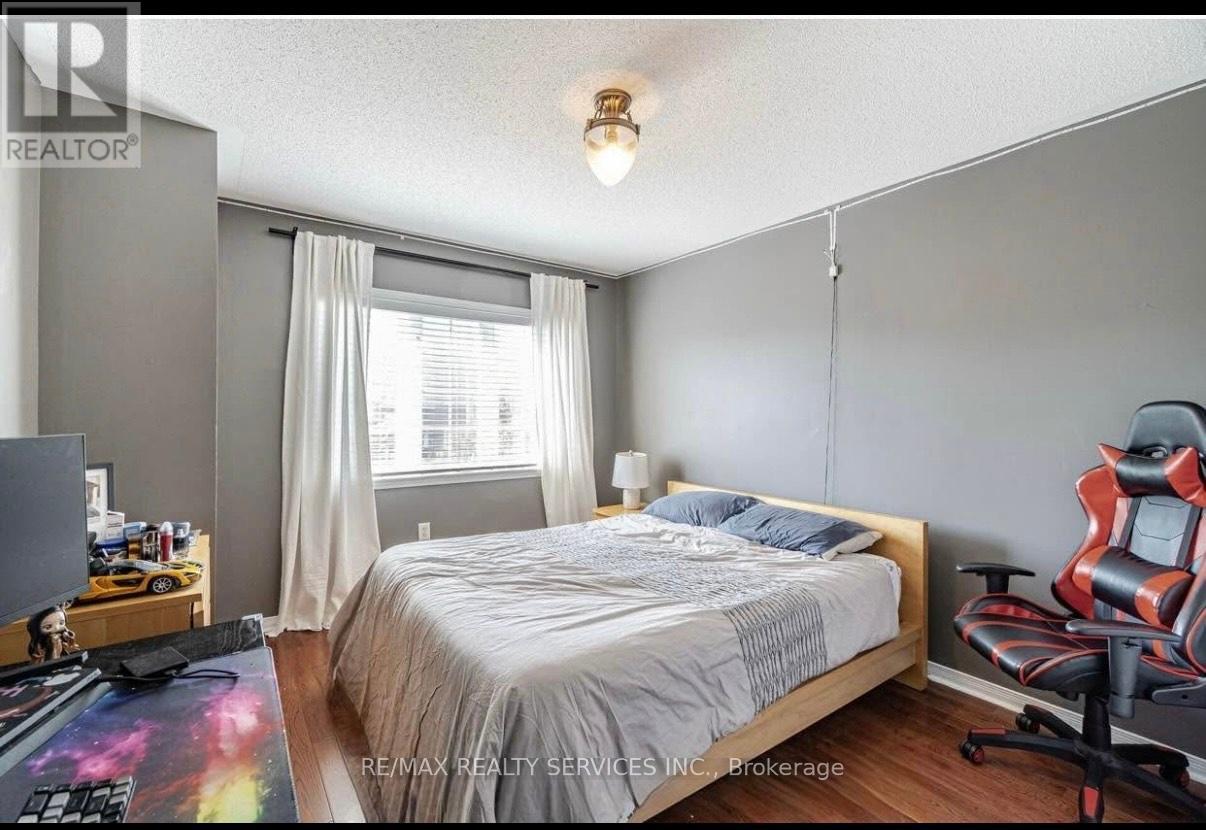 31 Quailvalley Drive, Brampton, Ontario  L6R 0N4 - Photo 11 - W12438833