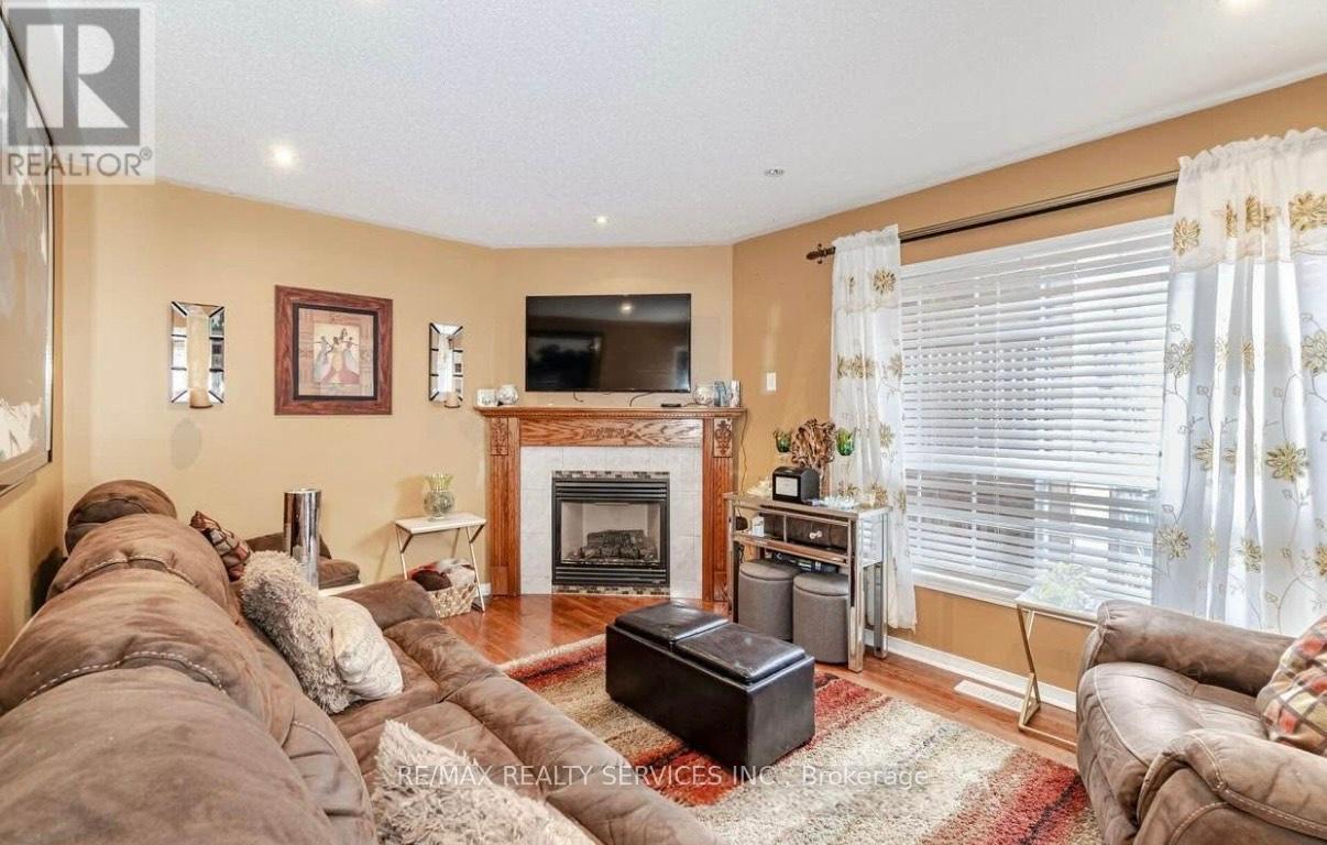31 Quailvalley Drive, Brampton, Ontario  L6R 0N4 - Photo 2 - W12438833
